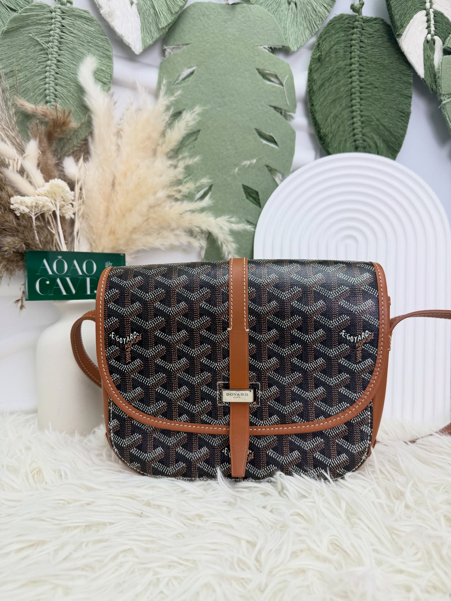 Goyard 👜 PRE OWNED 🛍️棕色 pm size 郵差包🤎  Size : 21*7*17cm  配件 -塵袋🫶🏻  優惠價 $ 14980  #收袋王  喜歡的話快點pm/whatsapp 我們💓 銷售熱線51111 321（whatsapp)  我們服務包括有：手袋飾物回收、手袋置換(一換一、一換多也可以） 、專業手袋鑑證、專業手袋護理 Is 購買方法 🏢親臨門市 荃灣南豐中心15樓1521室（荃灣地鐵站a出口1分鐘到）敬請預約 ❤️只賣正品正貨，任驗💓🫰🏻 ❤️‍🔥本店為香港註冊公司絕對真貨，信心保證👍🏻 🫰🏻本店設有鑑證服務，有駐場鑑證師  ✨歡迎追蹤我哋各個平台緊貼最新優惠x貨品🔥😍 👇🏻👇🏻👇🏻👇🏻👇🏻👇🏻👇🏻👇🏻  ⭐️Instagram: aoaocave  🌈Facebook: aoaocave收袋王  🔥Carousell: acluxuryhk  👆🏻👆🏻👆🏻👆🏻👆🏻👆🏻👆🏻👆🏻  ___________________________  Disclaimer🫰🏻All trademarks and copyrights are reserved to the original brand holders. @AOAOCAVE sells only authentic goods and is not affiliated with any of the brands mentioned.  @AOAOCAVE 跟任何品牌無關，而且沒有持有任何品牌資版權，亦沒有與任何品牌合作。所有商標及版權歸屬於品牌坊所有，帖子只作分享用途。  #aoaocave #手袋回收 #名牌買賣