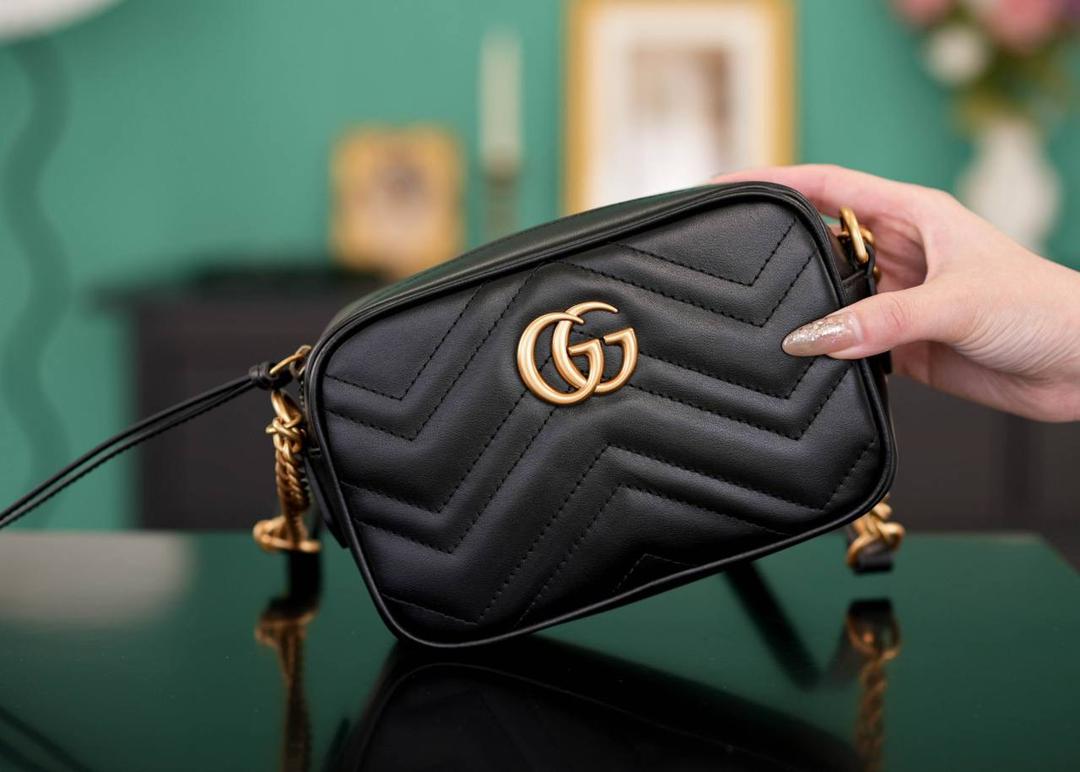 👜🔥Marmont系列绗缝迷你相机包 黑色 18cm （原厂皮 全铜五金） 正品售价¥12.000 独家原厂皮发售 限量级别 柔软牛皮+复古做旧五金 黑金搭配超气质 经典百搭不挑人 自重很轻 链条搭配皮革的肩带不怕溜肩 毫不夸张说 绝对是日常用出场率最高的包 官方款号 448065 尺寸迷你：18x12x6cm 小号：24x13x7cm