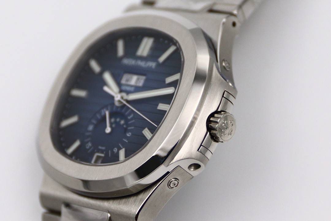 🔥新一代V3百 达 翡 丽🔥Nautilus年历腕表5726系列顶级版本 1⃣️全新一代V3表盘渐变深蓝色更加接近原装，正面可看出中间向四周扩散为蓝色渐变黑色，六点钟位置二十四小时盘同步原装CD纹，（现市面变盘均为蓝色未渐变且没有CD纹的错误版本）最新解毒版本 2⃣️新一代V3表壳，市面因壳身还原本就是一道道考验，各个环节工艺繁杂，现市面版本侧边三字位和九字位的搭配，还有四个功能按钮，基本摸起来都是高低不行且刮手的现象，GR全新一代V3表壳，经过几个月的研究和探讨，真正的意义上的做到了圆润的效果，侧边三字位和九字位搭配不管从什么角度，摸起来均不刮手不高低，同时四个功能按键位置也做出了调整，正品按键是为居中，市面普遍都是偏上且刮手，V3版本真正做到了一比一还原，不刮手且同正品一致居中。完爆市面所有版本 3⃣️V3表链依旧独霸市面，独家巨资开发表链，做到了柔软与贴手并存，每一节钢链中间都为正品一致工艺3D钻石菱形且立体感十足，不管多大多小的手腕均可佩戴，佩戴也极其舒适贴手，侧面与底部的打磨都与壳身一样的细腻。V3全新定义百达翡丽Nautilus终极版本（现市面均为廉价表带，没有正品的钻石菱形，也没有柔软与贴手，佩戴质感偏硬不舒适。还会有Nautilus的味道吗？）