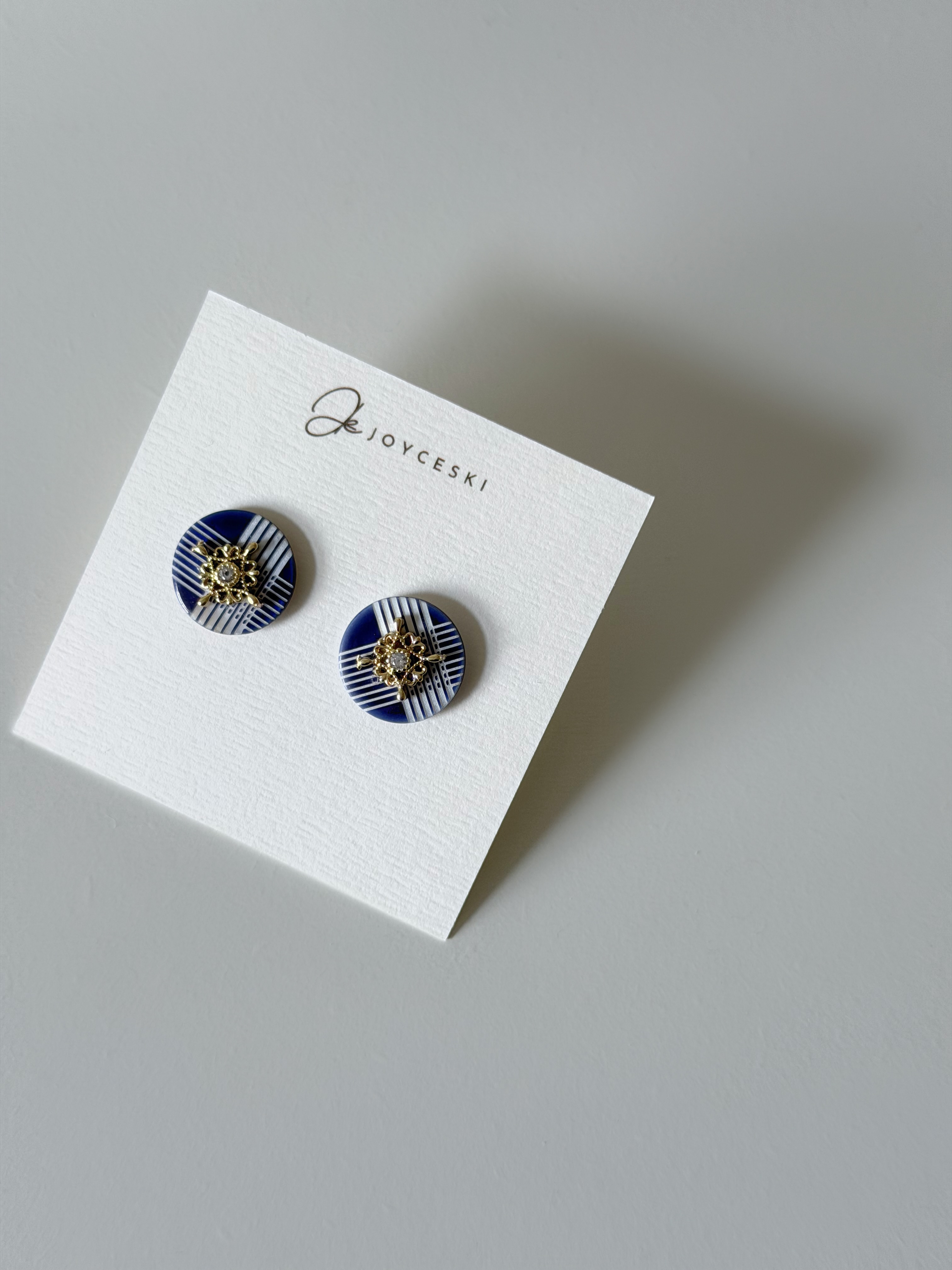 英國貝殼壓花立體耳環/藍白間紋
