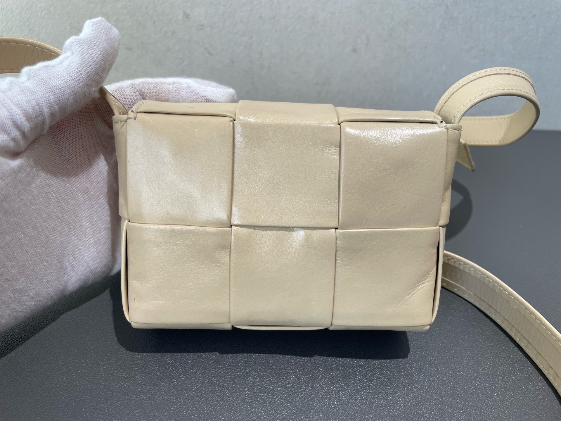 【預訂貨品】BV Candy Cassette六格米黃色編織包 