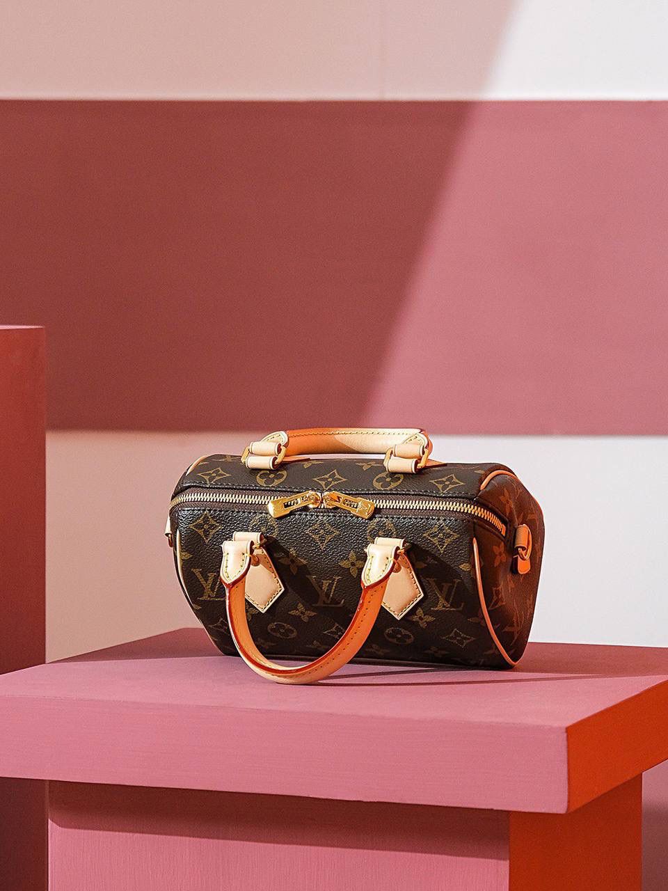 特级𝐒𝐏𝐄𝐄𝐃𝐘 𝟐𝟎系列 👜✨ 尺寸：20*13*12𝐜𝐦 作为𝐒𝐩𝐞𝐞𝐝𝐲系列 已经是小驴家族的经典王牌系列 一直都是𝐒𝐩𝐞𝐞𝐝𝐲家族的爱好者， 全新的𝙎𝙥𝙚𝙚𝙙𝙮新品系列，有一种炸眼球的赶脚， 🉑️拆卸🉑️调节的宽肩带设计，更是给人新颖别致的面貌！作为𝙎𝙥𝙚𝙚𝙙𝙮家族的新品，这个尺寸更加完美！又是一款爆款的断货王，颜值再次爆棚， 相对比𝙉𝙖𝙣𝙤的尺寸 它更加适合日常的使用，必须妥妥的收为囊中之物 巨好看！！🌼