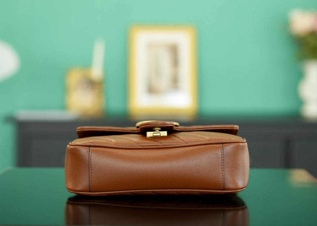 👜Marmont系列肩背包经典款 焦糖色 22cm💕 （原厂皮 全铜五金） 正品售价¥18.000 独家原厂皮发售 限量级别 GG招牌款，镇店之宝 焦糖色满满复古气息！ 原厂牛皮搭配经典的双G扣，复古做旧风格 经典百搭~ 官方款号 446744 尺寸小号：22x13x6cm 尺寸大号：26x15x7cm