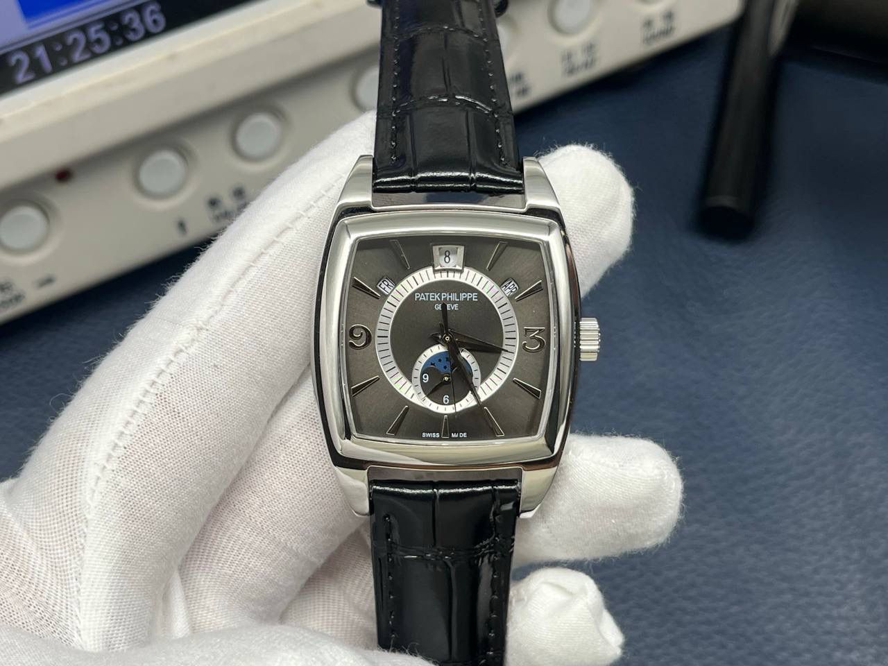 百达翡丽复杂多功能系列5135G--010重磅登场，迄今推出的首款Nautilus复杂腕表，以超复杂的工艺技术打造休闲运动腕表。 1⃣️小身板大能量：尽揽以下功能∶12点位日历功能 10点位星期功能 2点位星期功能 6点位24小时。所有功能都可正常使用。 2⃣️机芯采用版Cal.240自动上链机芯，在实现外观的逼真前提下，功能一并完美诠释。 3⃣️改装大师独立制表人，倾情参与定制改装表盘颜色，给予独一无二的腕表增添有趣的灵魂！