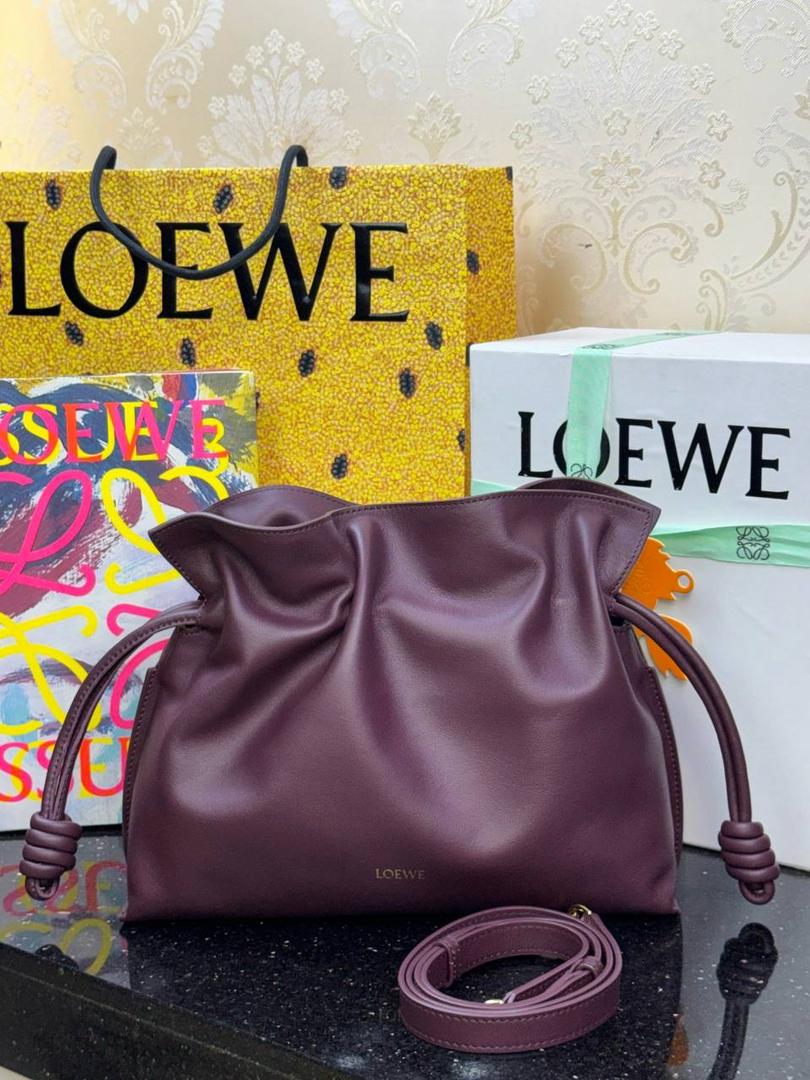 🎈全新升级—中号𝙁𝙡𝙖𝙢𝙚𝙣𝙘𝙤出货啦✅ ❤️升级版福袋正面新增品牌烫金𝙇𝙤𝙜𝙤代替压印𝙇𝙤𝙜𝙤，肩带加宽同时增加两侧狗扣五金代替原本皮穿扣肩带，精致又便捷🥰 ❤️独家定制皮料五金，小牛皮皮质手感十分柔软且耐用，肩带🉑拆卸🉑调节，多种背法任你选择，容量超大，日常出行必备😍 ❤️独家品控，完全对版细节，全套礼盒🎁包装给你满满的仪式感🥰 中号尺寸：𝟯𝟬-𝟮𝟰.𝟱-𝟭𝟬.𝟱𝗰𝗺 款号：052028酒红色