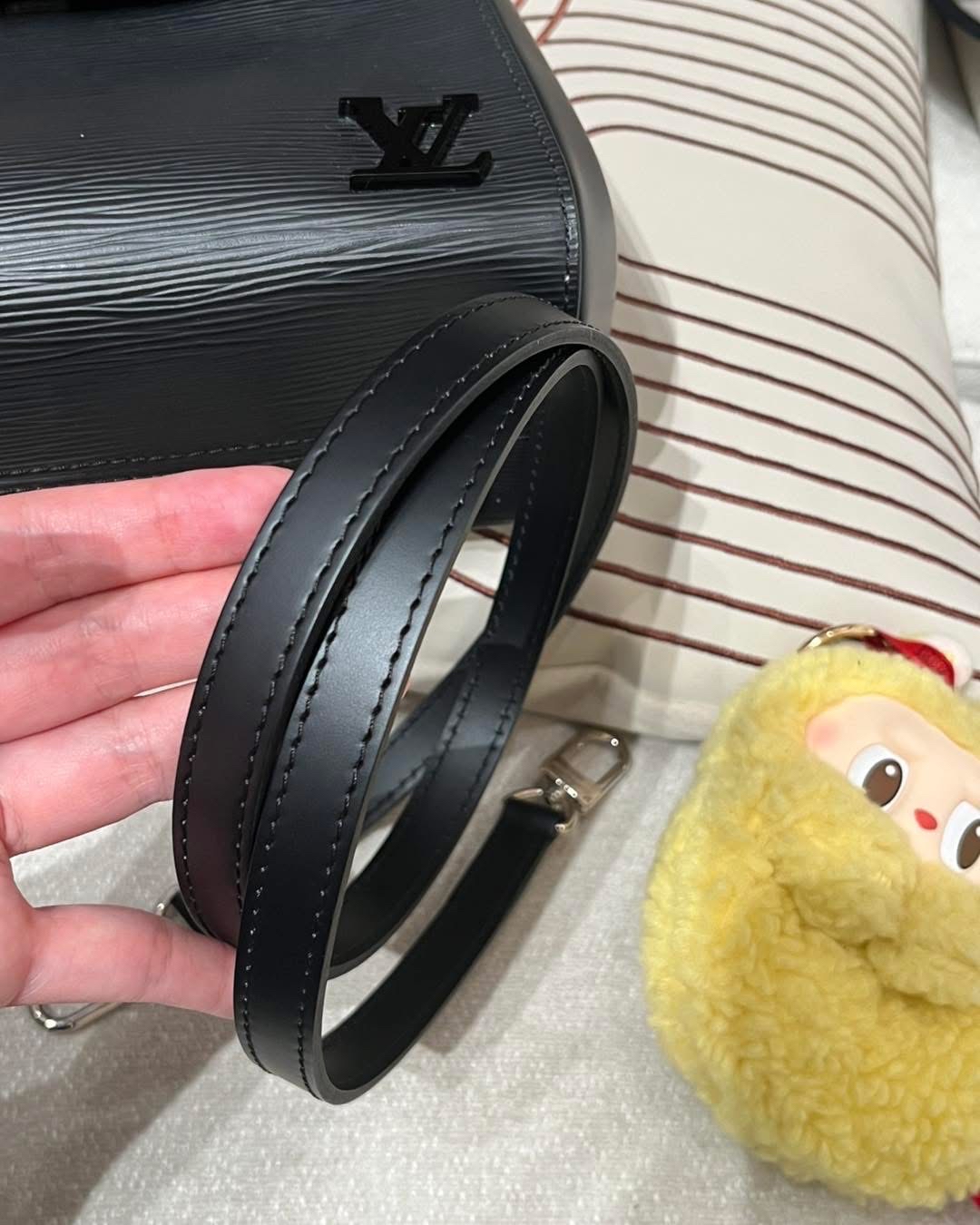 Lv Cluny bb epi leather black 100%Authentic,95%new ✅專門店收據✅key lock✅strap✅dust bag