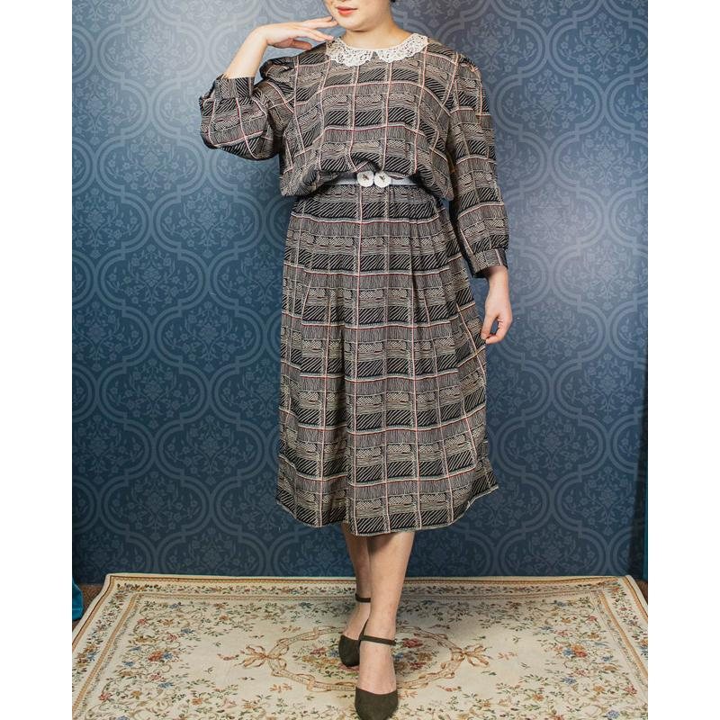 VIntage Lonac Original Plaid Pattern with Lace Collar Day Dress- Plus size (Mu102-9)
