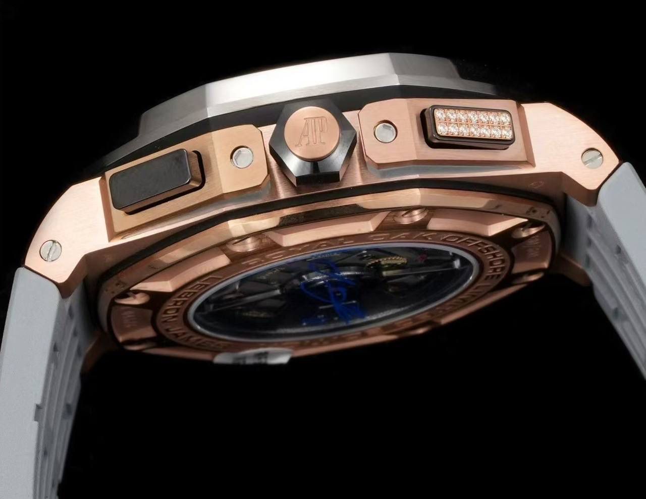 🚀皇家橡树离岸型～勒布朗·詹姆斯联名限量款26210正式登场！💯🔥 款式最全，做工最好的爱彼计时款腕表来了，有做工好的顶级货，廉价的小厂货就别去考虑了！ 1，机芯采用12位小秒的定制版3126计时机芯，完美还原原版所有功能。经过精密打磨，大大加强了其稳定性。 2，圈口和字面采用与原装一致的钛合金材料，做到光泽度与手感都同步原版！ 3，字面颜色均采用目前最先进电镀技术，非几年前的简单喷漆技术。每一个巧克力格纹装饰，通过CNC级别打磨，无限接近原版。 4，2点钟位置的计时按钮镶嵌有闪耀的钻石（非普通锆石），完美还原原装的奢华气质！