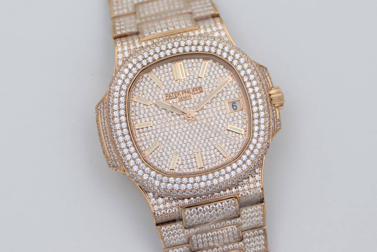 百达翡丽鹦鹉螺满天星V3版。少量到货！！！独家还原正品后镶钻。 全新修正V2版不足的四大细节： 1.表盘上12个条形刻度，根据原装5711字钉开模，效果保持了跟原装一致的黑油条形夜光刻度。 2.全新定制原版324机芯，V3版本机芯摆轮位置与原装一致，CNC数控技术打造机芯夹板，深度洗花和刻字，效果保持了原装应有的细节，机芯结构还原度极高。 3.表带升级还原正品后镶钻侧面表带镶石工艺：挑战难度极高百达翡丽鹦鹉螺侧边镶钻表带R8制表师历练数年多次，尝试过无数种加工工艺，即使再难也有破釜沉舟的心态，如今终于大功告成，还原正品后镶钻效果，是目前唯一可以做到表带侧边镶钻工艺。 4.指针升级：秒针中心点升级为针轴秒针。 （让你体验最奢华百达翡丽鹦鹉螺）