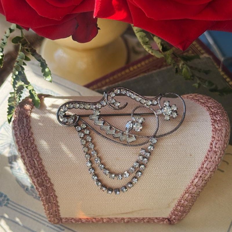 Rare! C.a. 1940s European Art Deco Scrollwork Brooch with Draped Diamanté Chains (NZ093)
