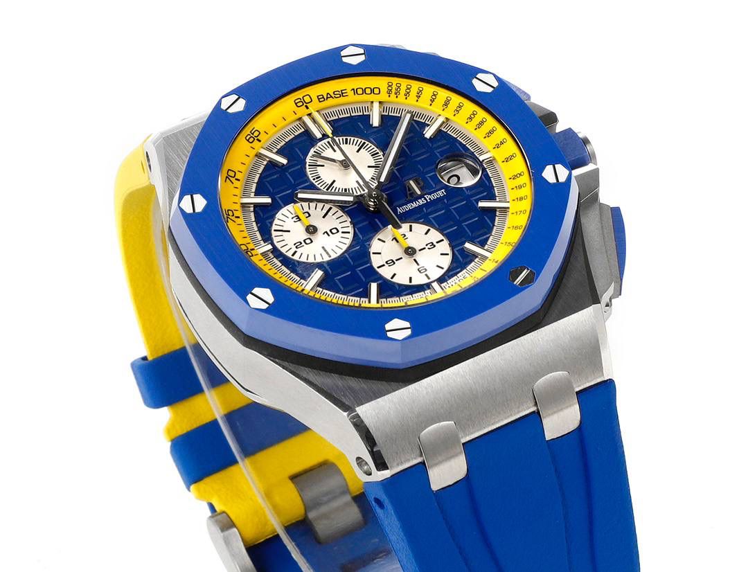 爱彼皇家橡树离岸型横空出世🔥💯引用全新的彩色陶瓷锻造技术，表壳与圈口的选料，不惜重本使用日本进口的氧化锆，无需任何颜料，以超高的压力与超高的温度锻造，形成超高密度的彩色陶瓷，再经过百里挑一，确保每一个成品都与原版毫无色差！CNC级别的打磨，将整一个表壳的边边角角完美处理，即使陶瓷，也做到毫不割手。圈口的拉丝，经过顶级的打磨技术，做到每一丝每一线都毫无断续，每一颗六角螺丝都与表框处在同一平面，拒绝一丝一毫的凸显与凹陷，诠释了何为顶级的复刻工艺！