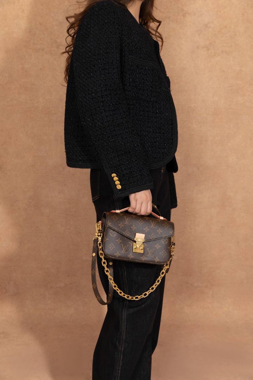 LV小邮差🎀 尺寸 21.5 × 13.5 × 6cm，小小一只很精致～Mini 小邮差设计，经典中带点新鲜感。链条是可以拆的，很灵活： 👉 装链条就变腋下包，复古感满满 👉 老花肩带可以调节，肩背、斜挎都 OK 👉 肩带随你换，怎么搭都好看 👜 包包本身很轻，背久也不会累～里面还有隔层设计，东西好放又整齐，用起来真的很舒服 👍 这一款真的是新款里的黑马，大爆款预定，强烈推荐啦 💕 选LV这只包，日常出门直接帮你加分，怎么背都很有型 😍