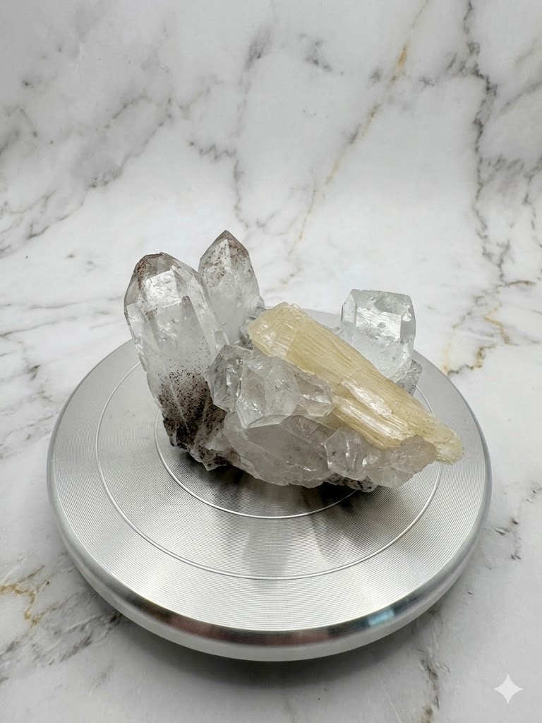 鑽石魚眼石沸石共生