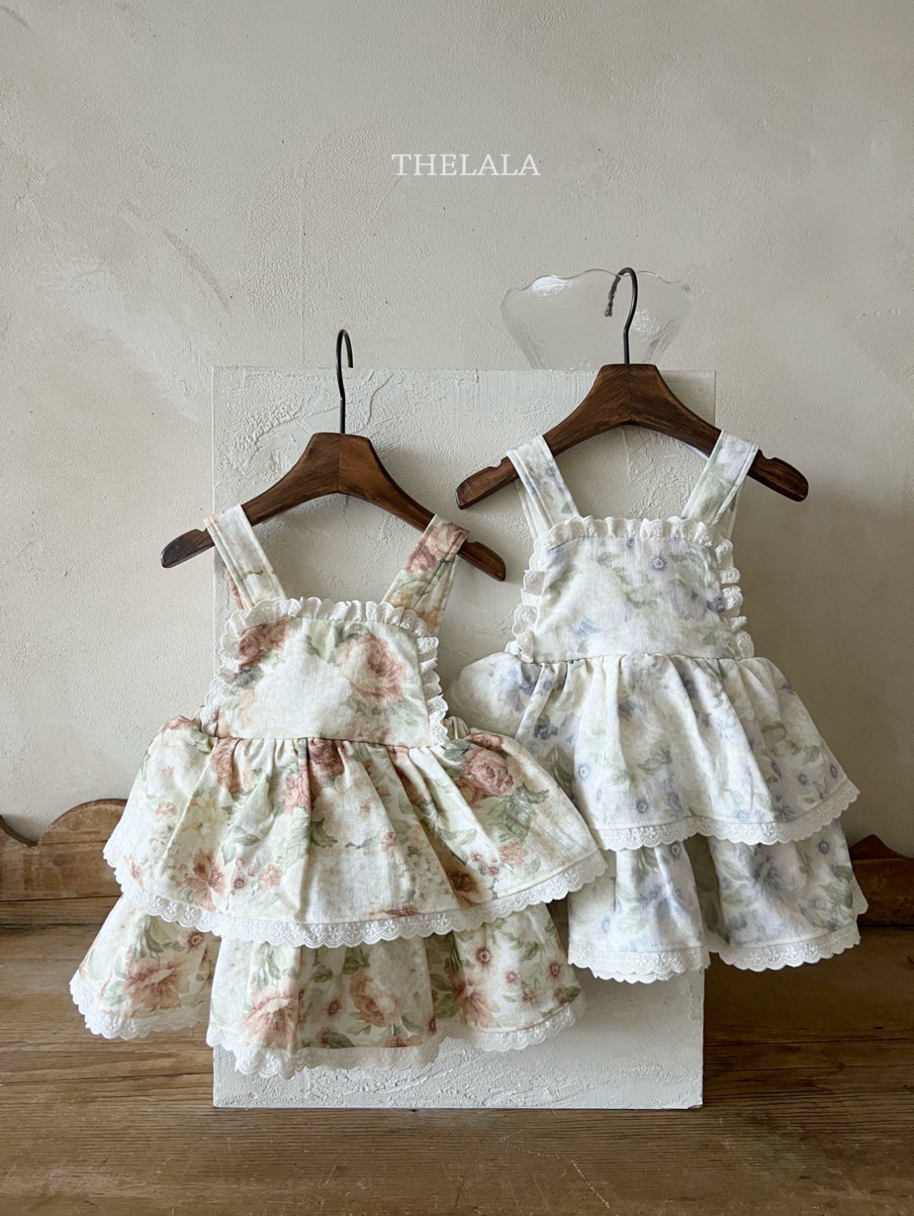 🌸預訂 韓國直送🌸🇰🇷THELALA兩色花卉滿印蕾絲花邊吊帶連身裙