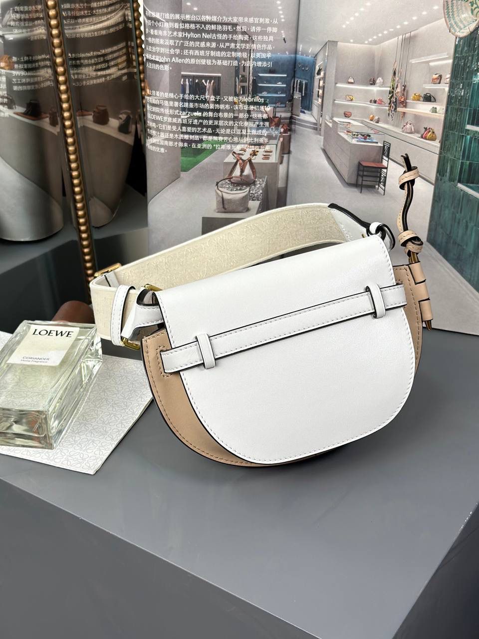 *𝘔𝘪𝘯𝘪 𝘎𝘢𝘵𝘦 𝘋𝘶𝘢𝘭 马鞍手袋 ✨上新 new in✨ 尺寸:15*12.5*9cm（中部最宽处21cm） 编码:522127 颜色: 织带/全麦拼白色 将原本的细肩带更换成存在感更强的帆布宽肩带，点缀logo印花，休闲率性感满满！ 包身采用非常柔韧光滑小牛皮，内里麂皮，内置两个卡槽，Puls🉑️无忧。 经典造型手袋，换上了新肩带，估计又有不少包控要失去抵抗力啦👏🏻