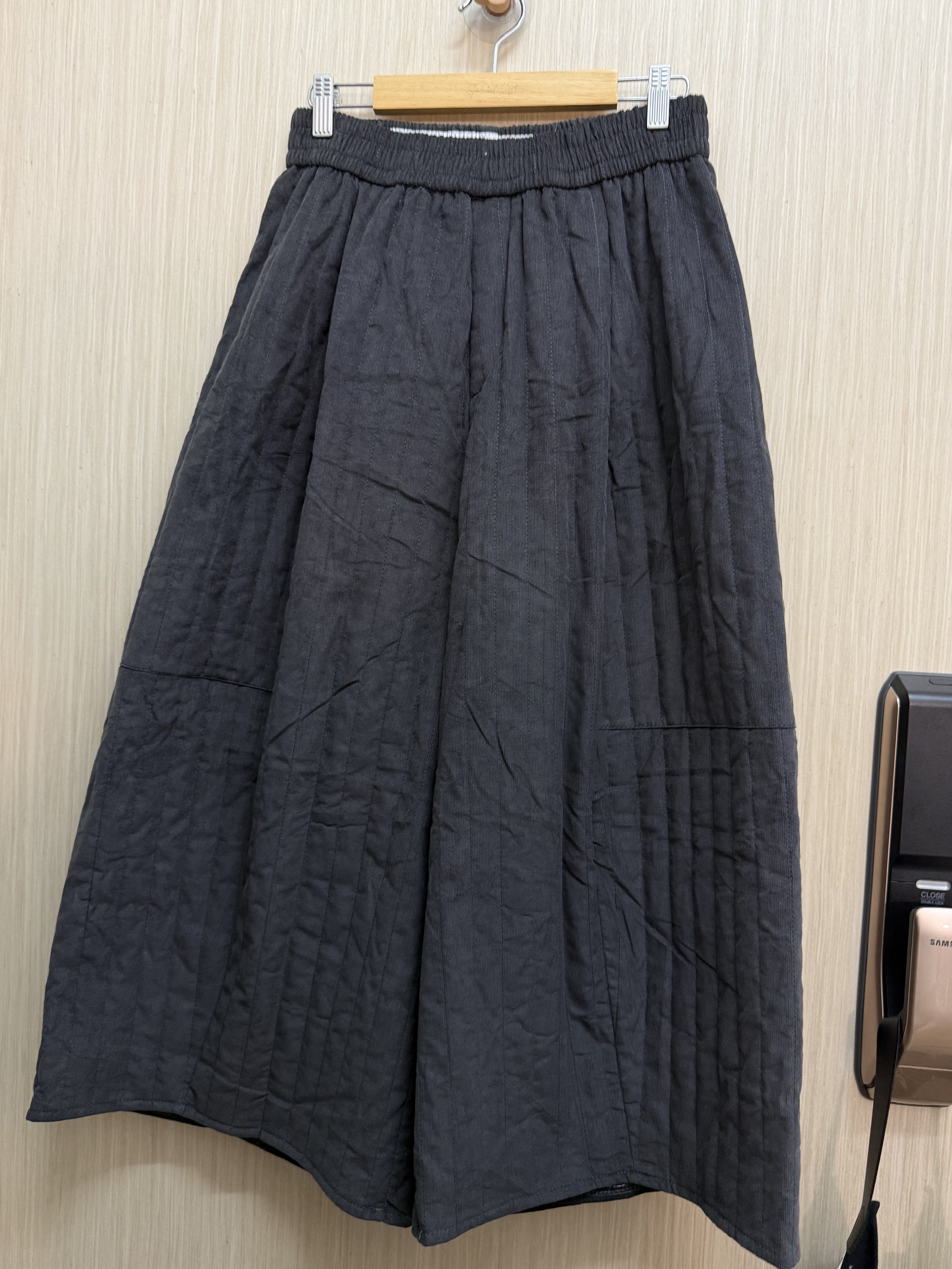 薄燈芯絨直紋裙褲