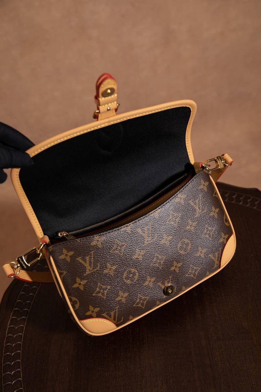 LV老花包💼😍 皮料采用意大利 A 级皮料，品质卓越。不管是是手感还是耐用性都堪称一流。五金精致，面料考究，手工精湛，油边细腻，每一个细节都彰显着 A 级出品的高标准。图片与产品一致，所见即所得哟🔥🔥 Size：25x15x19cm 细节真的很顶！ 渠道货的工艺一看就懂，从走线、五金到皮料和油边，全部都很细。 整体质感在线，拿在手上就知道做工不马虎，真的越看越爱😍