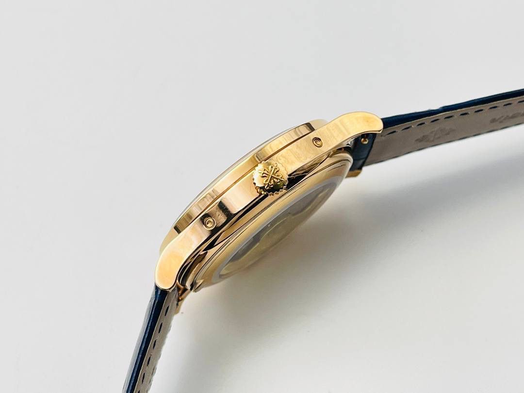 🌐西装暴徒“最佳时计”——百达翡丽5396复杂功能计时系列腕表🌐 【表壳】38MM表径，圆形表壳闪亮的金属光泽流动在表盘流畅的线条上，展现出了腕表出色的设计风格与打磨工艺。 【表盘】华美的炭灰色太阳纹表盘，复杂功能井井有条的安排令其看上去十分的对称，丝毫不会有突兀之感，通过优美的太妃指针的点缀，无论是指针还是时标的细节修饰，看上去都非常的完美，6点位日历窗的显示清晰明了，让年历功能的读取变得更加方便。 【机芯】还原出百达翡丽的Cal.324 S QA LU 24H/303型自动上链机芯，提供了时、分、秒、月相显示、日历、星期、月份以及24小时显示的功能，这块机芯使用了34个宝石轴承，振动频率为4Hz，可提供最长45小时的动力储备。 年历腕表还拥有一个不可否认的优点，便是它与正装服饰的搭配，年历表的从容再加上正装的优雅，其所散发的魅力实在是呈倍数增长。