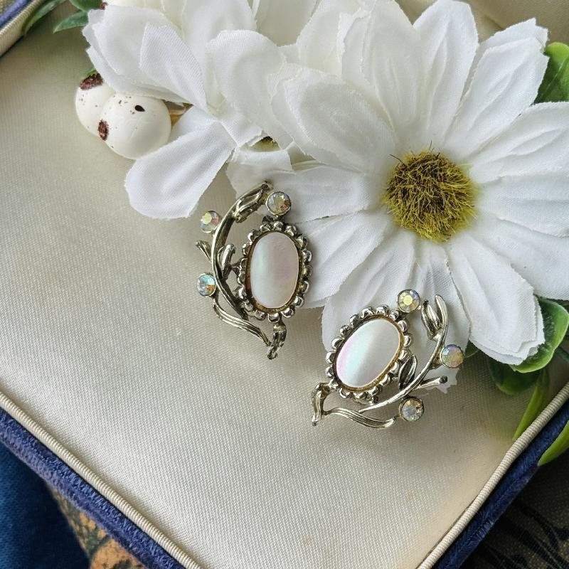 Vintage C.a. 1950s Mother Of Pearl Elegant Foliage Clip Earrings (MT2283)