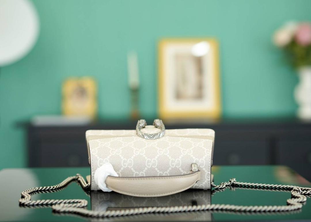 🥯Dionysus系列迷你手提包 燕麦色18cm 正品售价¥15.000 独家原厂皮发售 限量级别 酒神家族再添小可爱 新款迷你手提酒神，说是小废包吧，其实也还蛮能装的 小小一只，既能手提又能肩背 官方款号 752029 尺寸：18x 12x 6