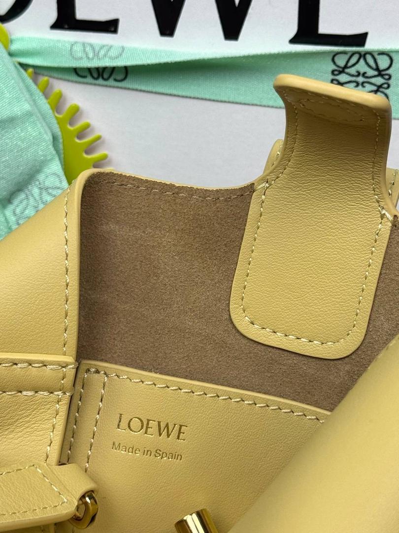 ♥️𝙈𝙞𝙣𝙞 𝙋𝙚𝙗𝙗𝙡𝙚 𝘽𝙪𝙘𝙠𝙚𝙩 ——【黄油色】 尺寸：𝟏𝟔-𝟏𝟔-𝟏𝟗.𝟓𝐜𝐦 编码：062339 【配全套礼盒】 🎈标志性Anagram鹅卵石点缀，配以纯粹简约线条以及瞩目设计风格，诠释全新𝙋𝙚𝙗𝙗𝙡𝙚手袋👜 🎈自带一根🉑拆卸🉑调节的肩带，一包多背，多样化风格，秀场大放异彩😀内里容量超大，日常实用性强👌 🎈配全套专柜礼盒🎁，给你满满的仪式感👀