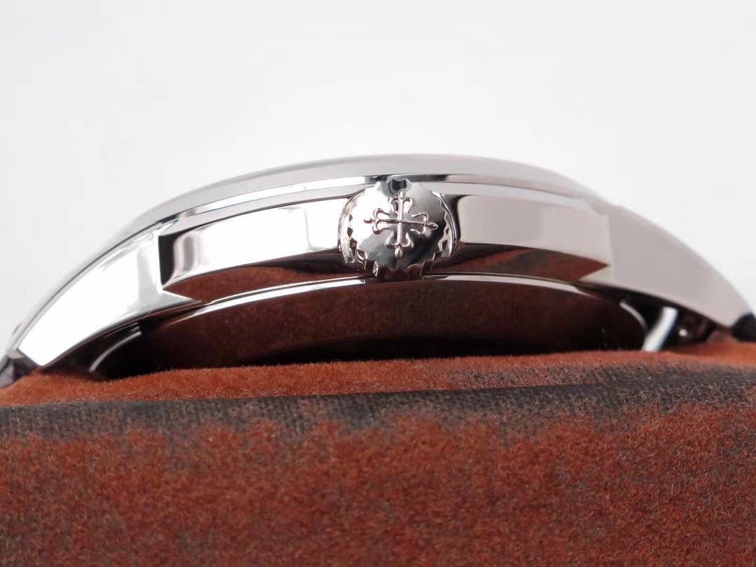 ✅重金打造经典时计｜百达翡丽5320G-001超级复杂款 40mm一体冲压双层精钢表壳，承袭经典设计📜 奶油色表盘复古拉满，边缘密分秒刻度+金质阿拉伯数字+5分钟凸圆刻度，立体感十足✨ 巴顿式时分针配尖长针尖，复刻1950年代Ref.1463经典指针🕐 6点位月相+日期窗，右侧闰年指示、左侧日夜显示，万年历标识清晰易懂🌙 内置仿324 S Q精装自动机芯，夹板倒角打磨、鱼鳞纹+日内瓦波纹加持，包金雕刻+精磨螺丝细节拉满⚙️ 搭配朱古力啡色鳄鱼皮表带，复古氛围感拉满，诚邀表友品鉴👑