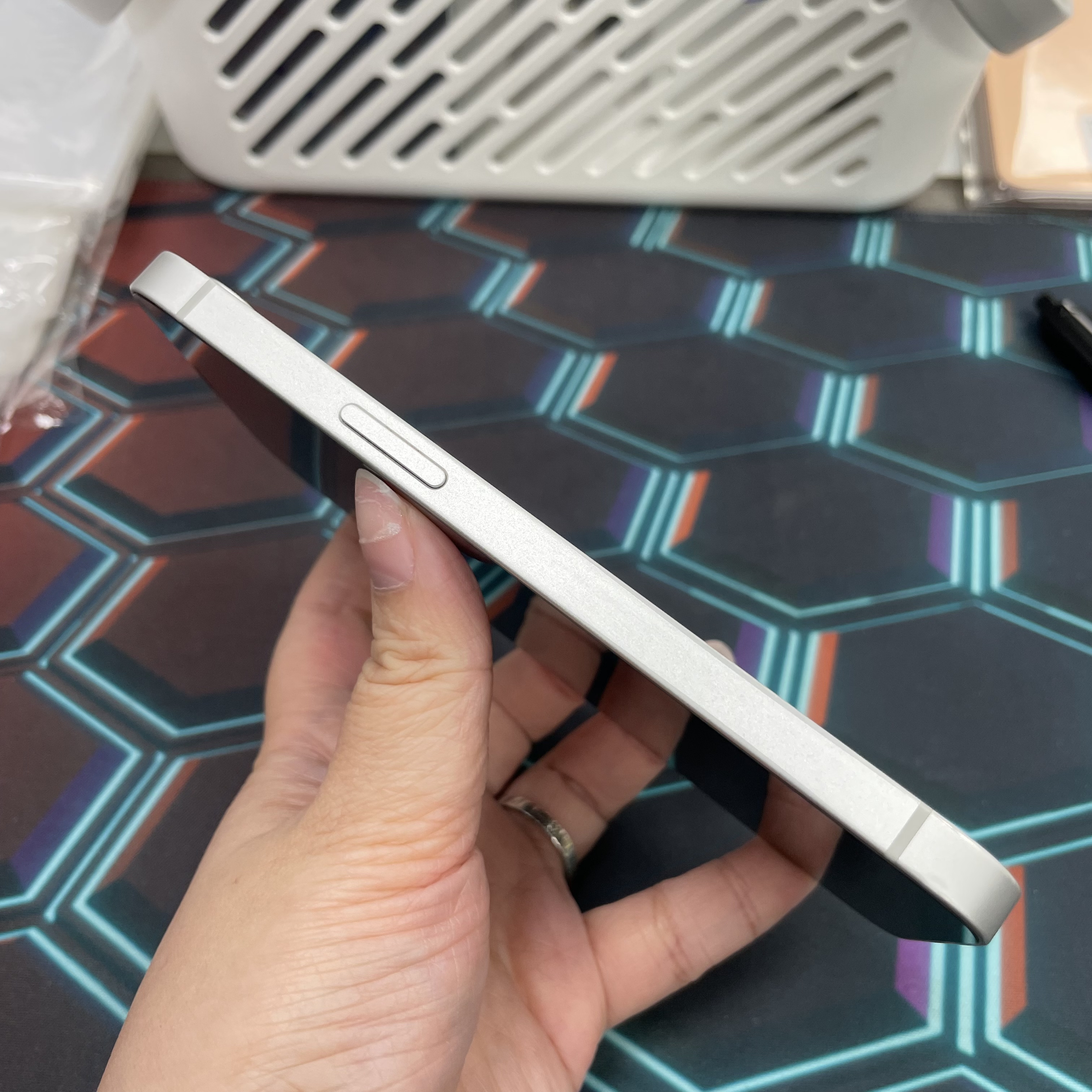 *7695 16e 勁靚機 128GB 電100 白色 white