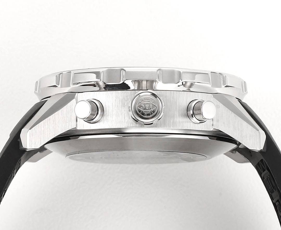 IWC万国海洋计时系列，一款直正潜水与计时融合的腕表。超高的颜值 具备「背景照明」的旋转式潜水外圈。多功能外圈里面是4毫米阔的蓝宝石玻璃圆环，底部有印花及涂上浓缩的Super-LumiNova®夜光涂层。粗犷的时标和刻度，并覆有银光涂层，在昏暗的环境中发出光芒，让时间时时掌握。材质： 316L精钢 直径： 44毫米 机芯：Asia-7750机芯🔥