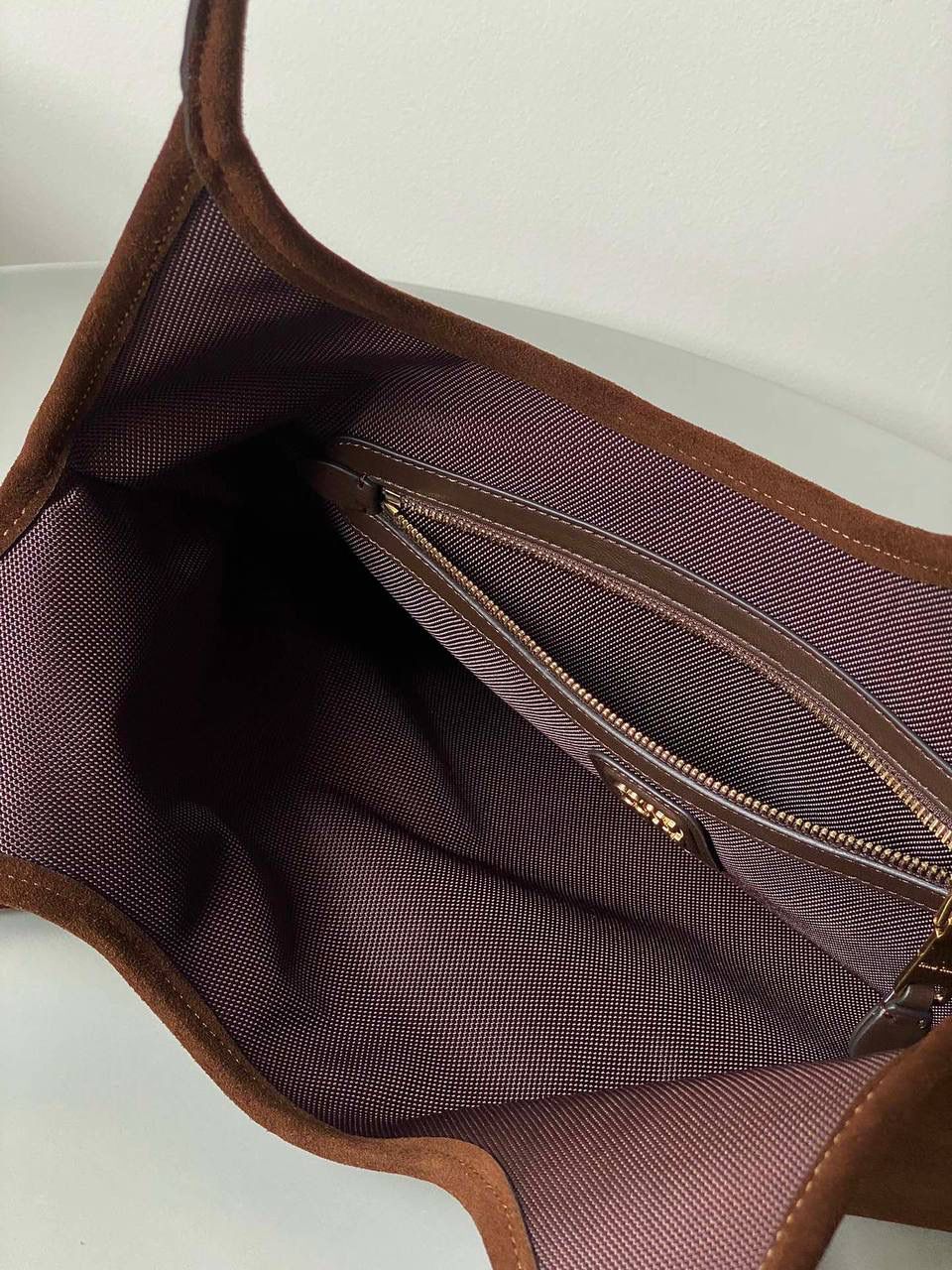 🈶深棕色 𝗠𝗶𝘂𝗠𝗶𝘂 𝐢𝐯𝐲 24秋冬托特 今年棕麂皮系列大人气啊！ 深深的巧克力色，满满秋冬味儿～ 绒面皮每年都会有，但是！！今年这股风刮的特别猛 从秀场到ins博主穿搭，或者线上门店 几乎都有麂皮元素！ 西装款 夹克 风衣 鞋子 包括包包等 延续去年美拉德色系的颜色， 今年的颜色各种各样，有深有浅 但我唯爱咱miu家的这个巧棕色 绝对秋冬氛围感里，最“增质感”的时髦单品！ 35×40cm #F0110m