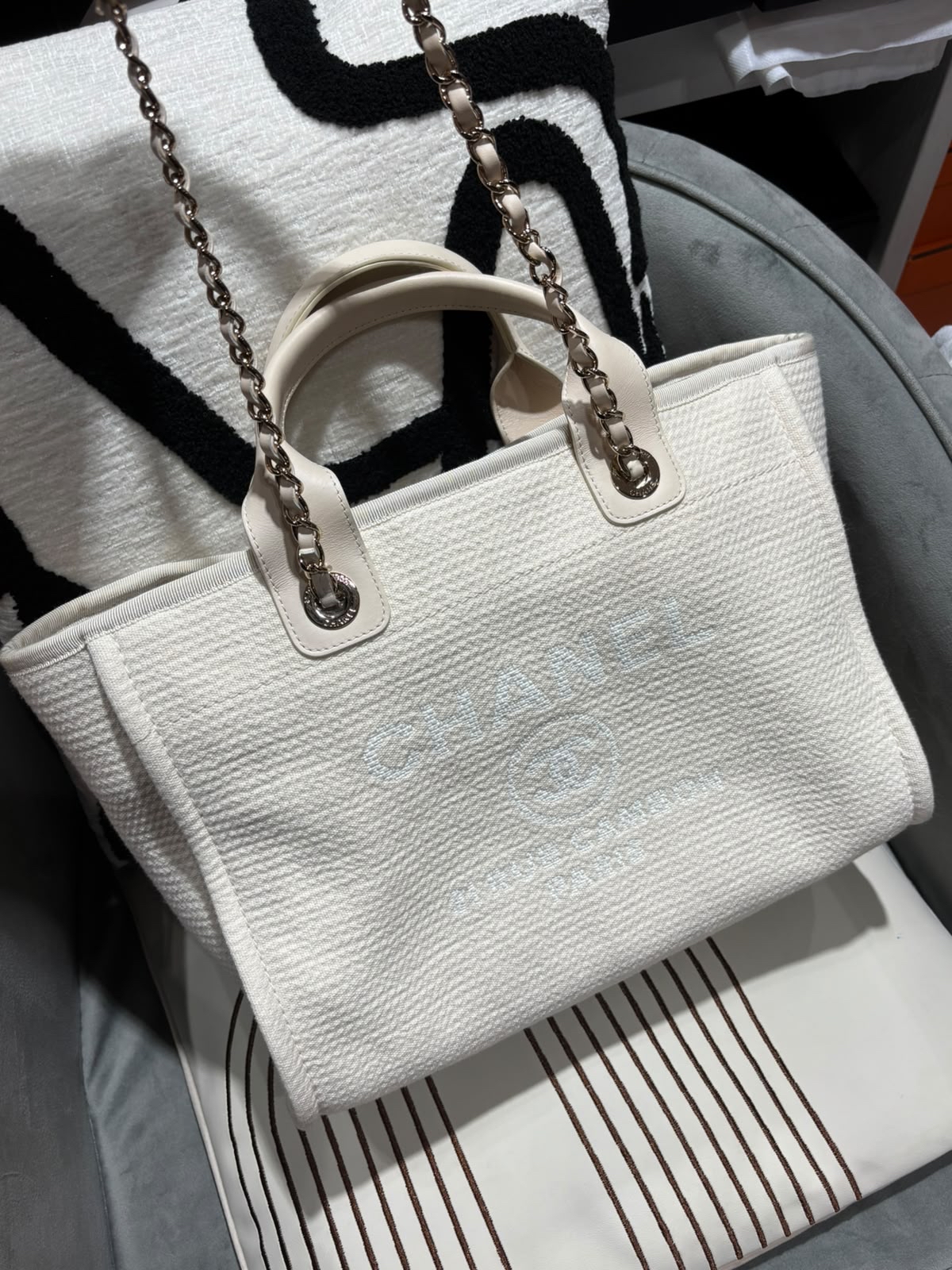CHANEL Deauville Medium tote bag  100%Authentic,98%new ✅chip✅pouch  ✅dust bag 