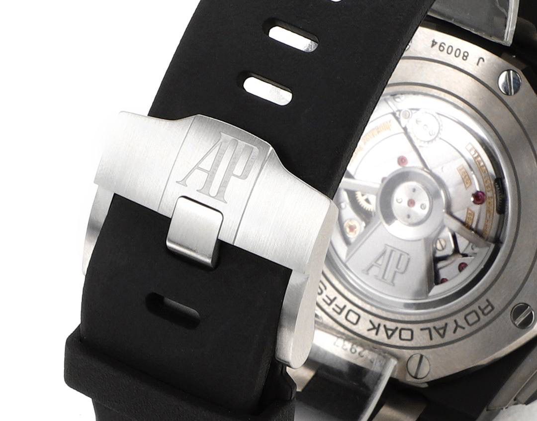 表盘以爱彼经典的大格纹为背景，一个个层次分明的方格排列，经过完美的打磨，将尽善尽美体现得淋漓尽致。三点位的日历表盘，在蓝宝石玻璃凹透镜的作用下，TPE扩大效果与原版一般无二。每一根大小表针，无论从各个角度来看都没有出现毛刺现象，这一点解决了大部分强迫症表友一直存在的烦恼！刻度与表针中间部位都采用瑞士进口夜光粉，每一个个体都做到手工填充，均匀饱满度是机器填充远远比拟不了的，亮度与发光颜色与原版几乎一致！机芯方面采用7750改3126的计时机芯，十二位的小秒，六点位和九点位的12小时计时与30分钟计时，完美的还原了原版的所有功能，经过JJF团队的精密打磨，大大提升了7750基础机芯的稳定性，缓解了一直以来计时机芯款式空有其表的尴尬现象！做到无可挑剔，堪称天花板级别，欢迎广大表友品鉴！💯🔥