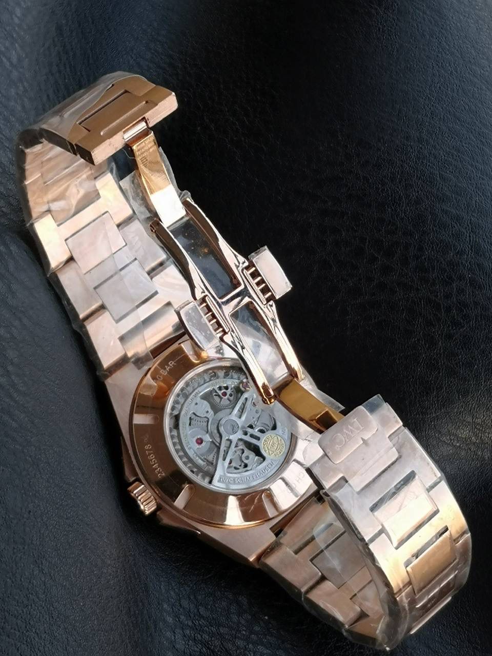 万国工程师系列万年历腕表，复刻界最复杂的腕表，所有功能同步原装，所有功能调节通过把头控制. 1⃣️【功能介绍】3点钟位置显示日历，9点钟位置显示星期，6点钟月份月相指针显示。 2⃣️【做工精细】外壳采用原版同样的三件套结构，中间拉丝，上下壳为抛光，镜面采用高成本的锅盖形蓝宝石，使其质感提升。 3⃣️【机芯性能】尺寸41.6mm,机芯采用天津机芯改82600，高效稳定，动力时间长达72小时以上，进行加装复杂的万年历模块，而且同步所有功能实现同步原装通过把头调节。 4⃣️【⚠️注意事项】由于万年历模块十分复杂在出货前都会调准时间，客户收到直接上链上手佩戴即可，⚠️请不要轻易乱调，由于机芯加装升级功能，调节需慢慢按调。