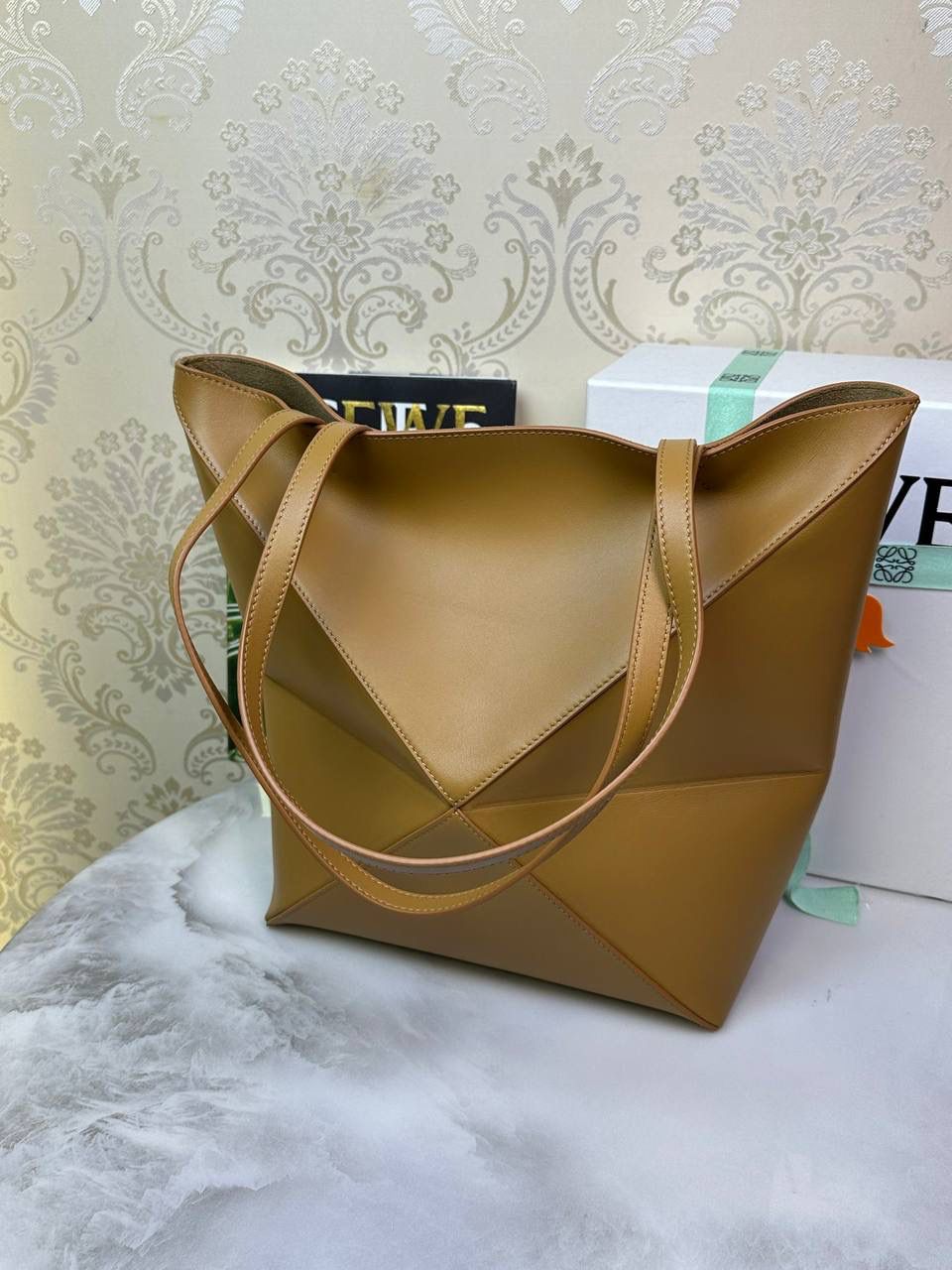 *𝐏𝐮𝐳𝐳𝐥𝐞 𝐅𝐨𝐥𝐝折叠手袋👜*（暖沙黄） ——全新【𝗡𝗘𝗪】升级‼️ 延续经典𝙋𝙪𝙯𝙯𝙡𝙚的标志性几何裁剪设计，新晋顶流🅰️𝙋𝙪𝙯𝙯𝙡𝙚 𝙁𝙤𝙡𝙚 𝙏𝙤𝙩𝙚以折纸包为灵感，升级成🉑完全折叠‼️的结构，立体与平面任意切换，出差旅行🧳必备单品。小牛皮材质轻且柔软，𝐌𝐢𝐧𝐢尺寸搭配一条可拆卸式肩带，手提，肩背，斜挎多样化背法✨ 尺寸：𝟐𝟓.𝟓-𝟏𝟒.𝟓-𝟑𝟏.𝟓𝐜𝐦 款号：052316