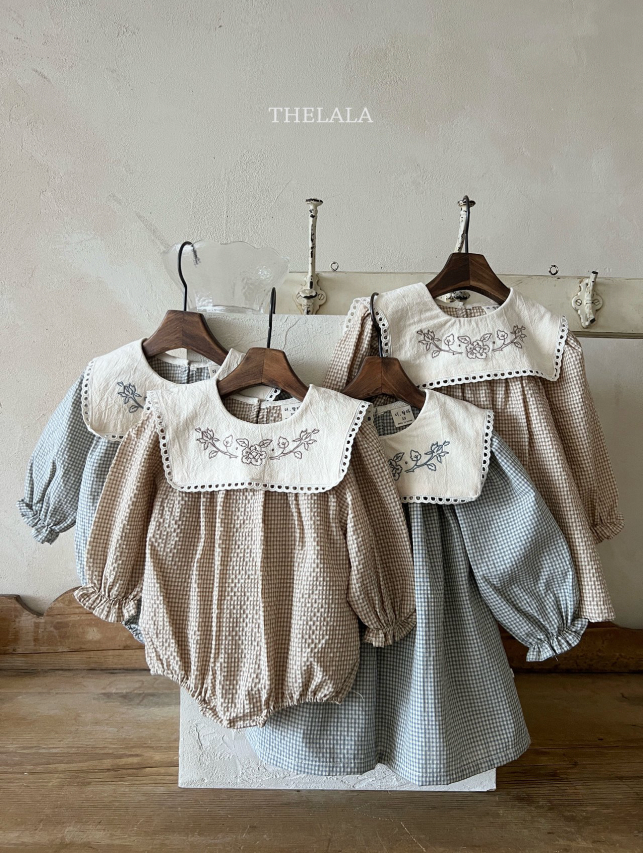 🌸預訂 韓國直送🌸🇰🇷THELALA兩色花卉刺繡方形翻領格紋長袖包屁衣