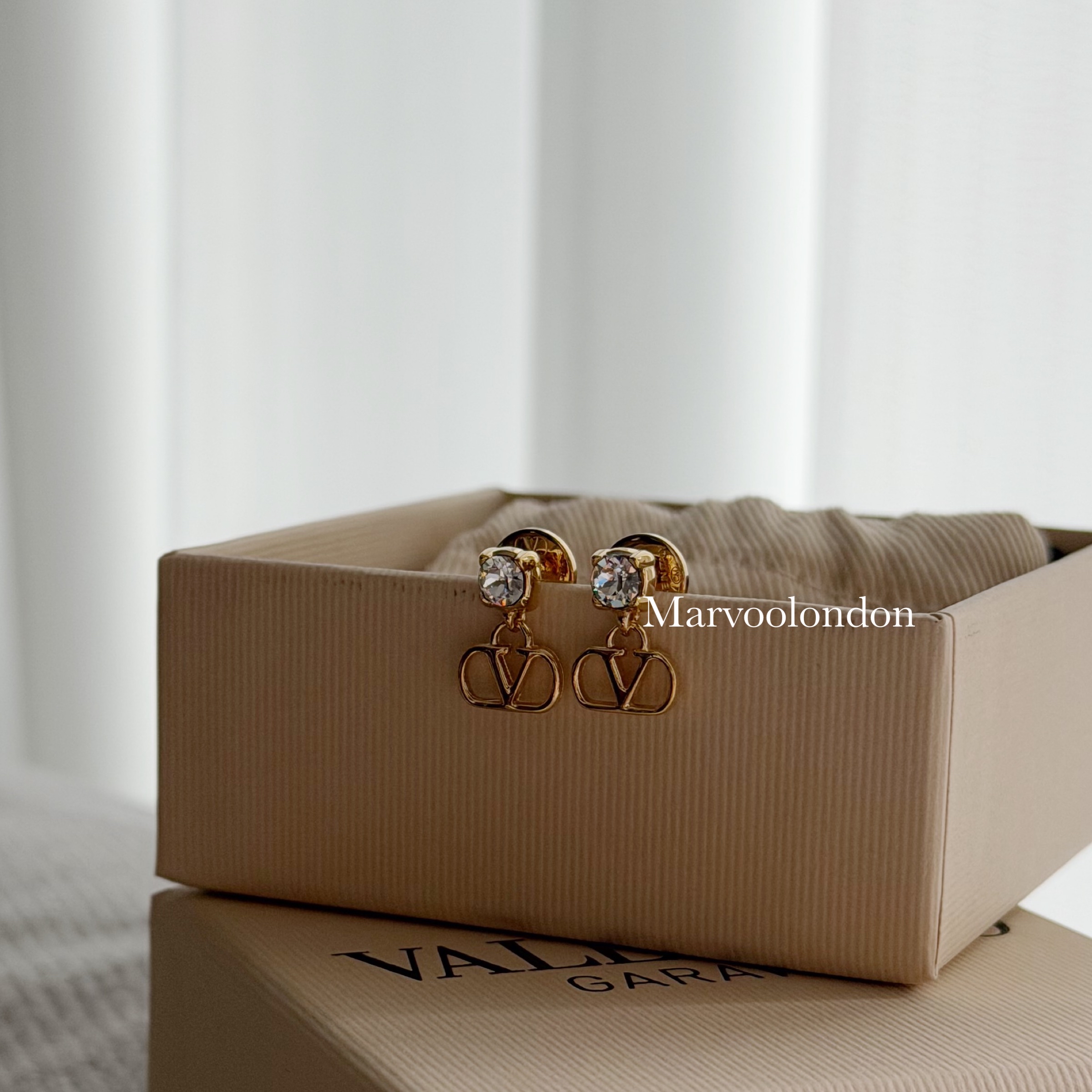 限時優惠✨訂貨📮Valentino VLogo Swarovski閃石 耳環 日常簡單易襯款🤍