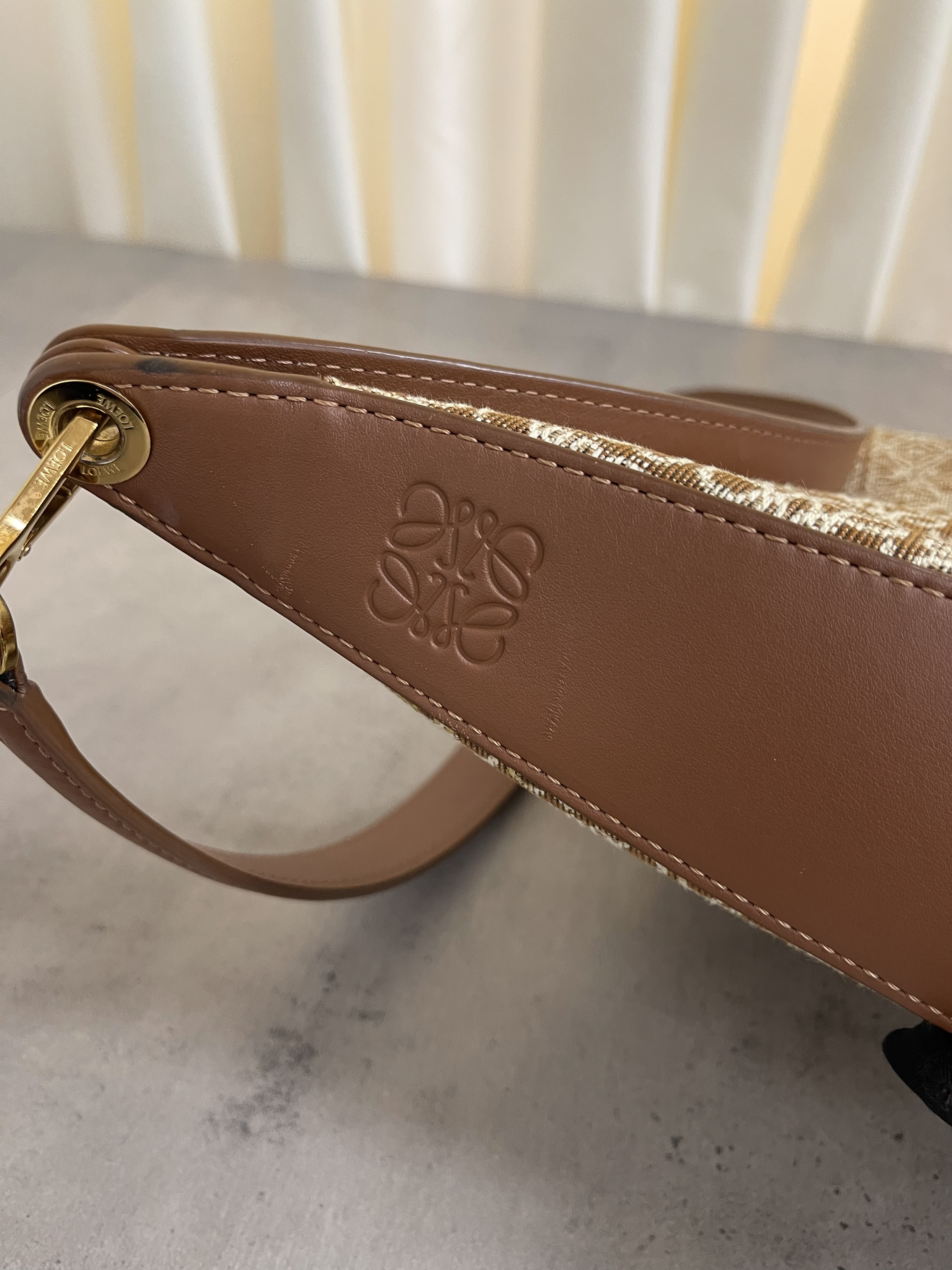 Pre-owned Loewe Luna Anagram shoulder bag/ Product Code: 26012405