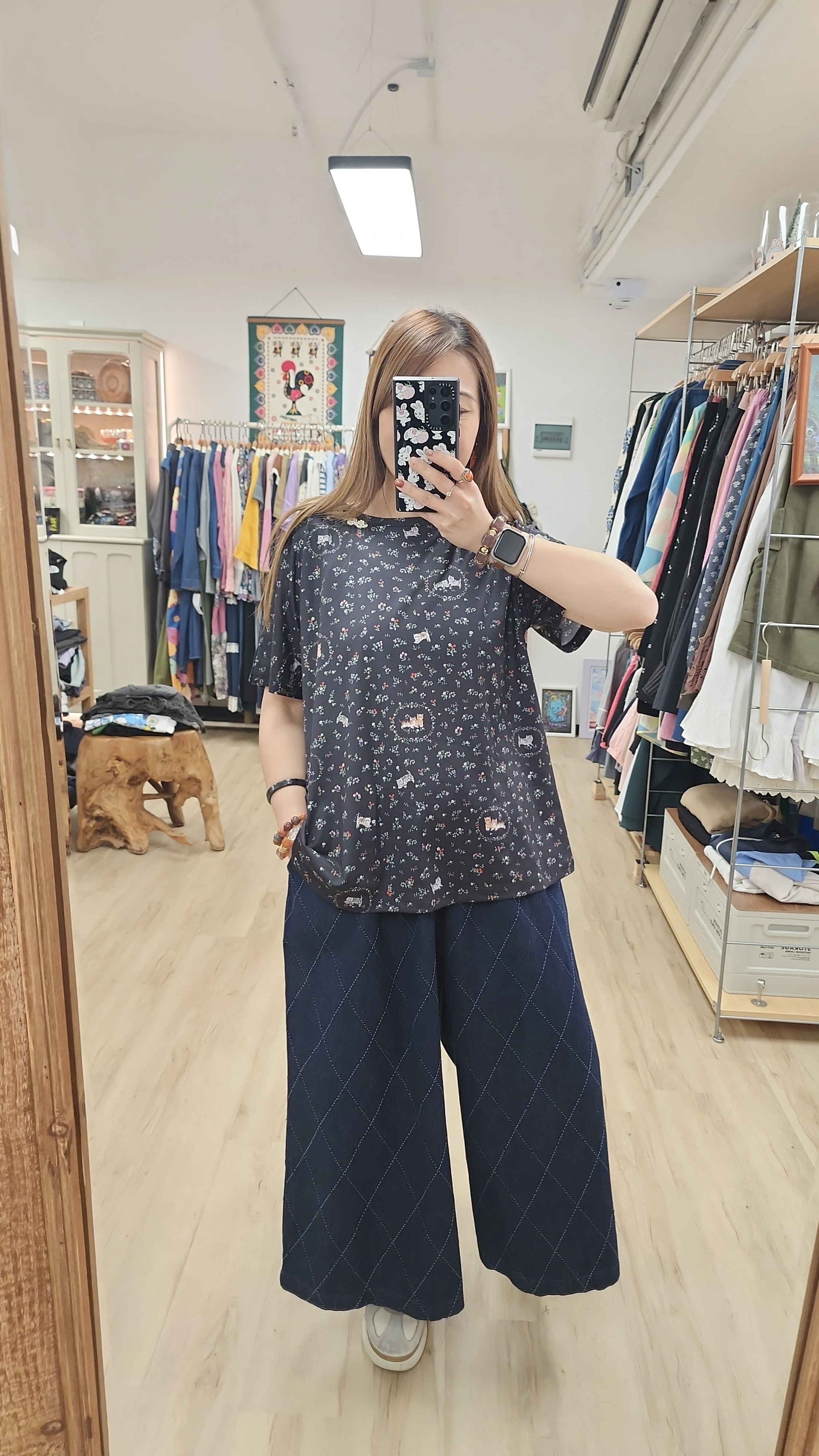 日牌黑拼碎花貓貓插畫薄棉Tee