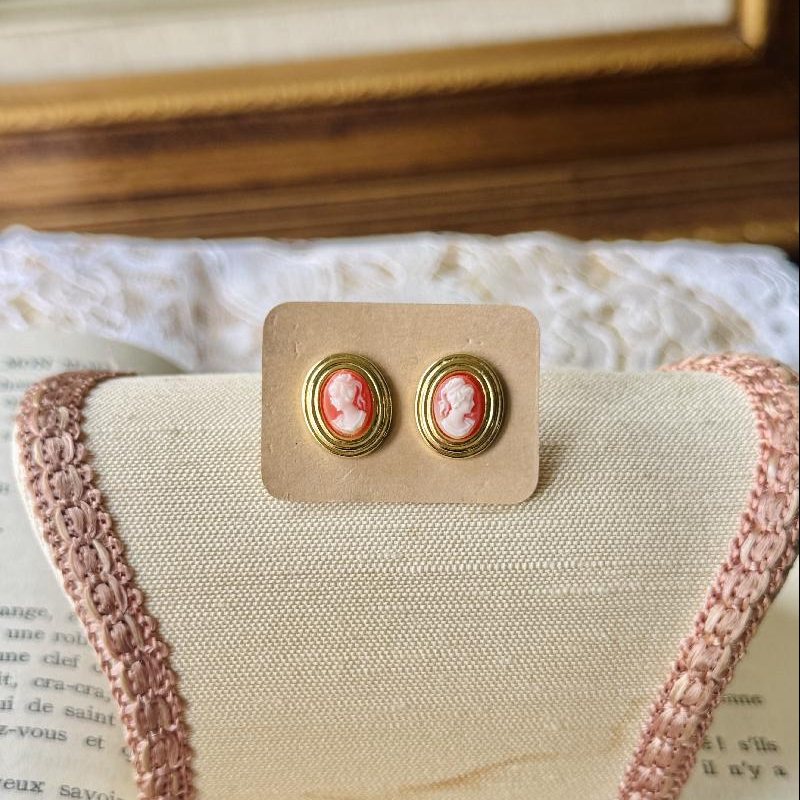 Vintage Young Lady Profile Resin Cameo Stud Earrings - Opposite facing (MT2327)