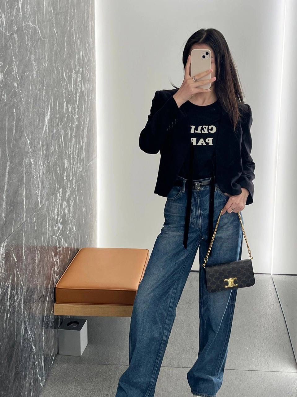 🔥大货实拍图 𝗖𝗘𝗟𝗜𝗡𝗘 ♥️ 𝗠𝘂𝗹𝘁𝗶𝗽𝗼𝗰𝗵𝗲𝘁𝘁𝗲三合一 型号：10L972 尺寸：20.5*11*4cm CELINE也太懂女孩子需要什么了吧～新款包袋有两条肩带哦，斜挎背让你更方便行动自由，腋下背让你更好展示自己的风格！