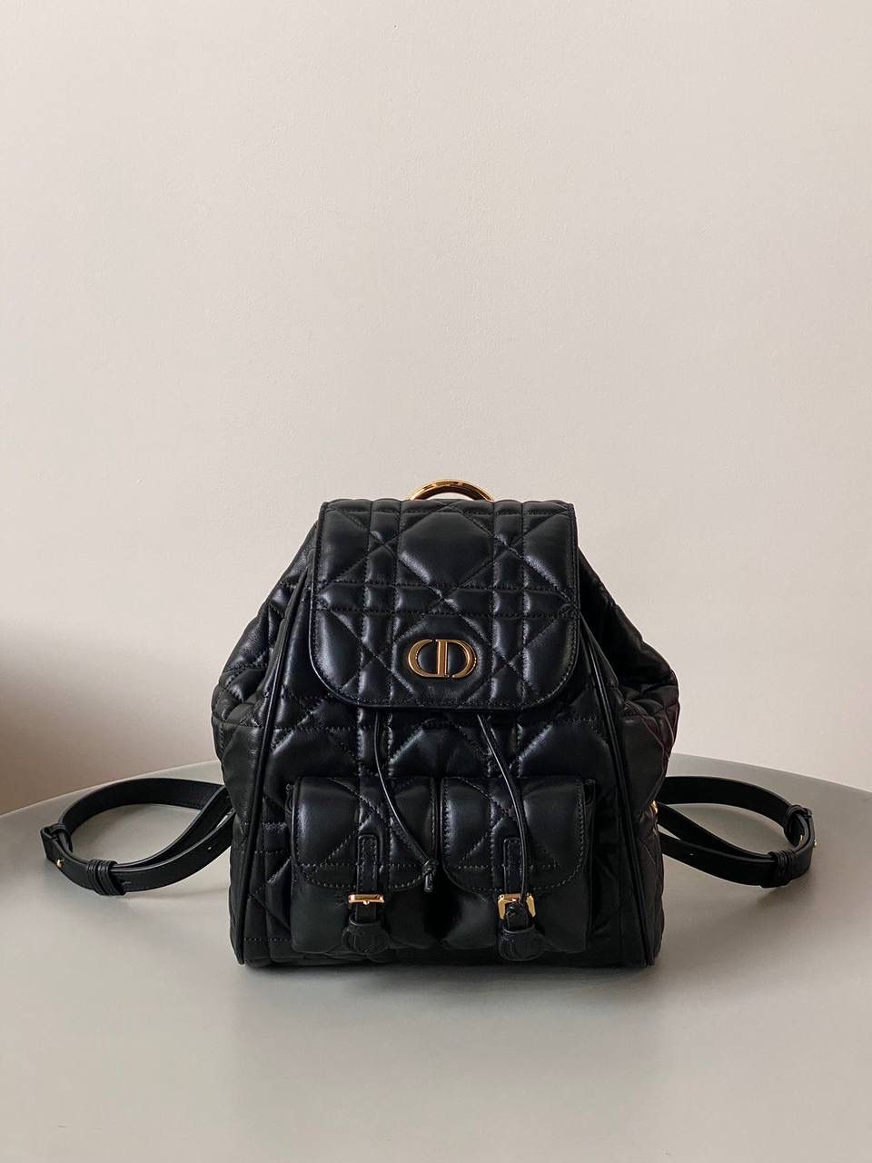 🈶黑色大号 𝐃𝐢𝐨𝐫 𝐜𝐚𝐫𝐨2025早春双肩背 只要是藤格纹元素的单品就能成为 时下最热门的时髦神器！ 列如这个刚上市就已经被问爆了的 caro双肩背包 超大的藤格纹， 低调的黑金配色，让它想要过时都难！ 小羊皮的材质，摸起来细腻柔软 而且自重很轻，还有可调节肩带 上身可爱又俏皮，很有白富美的既视感 大号：23×25×11cm #7713m 小号：20x18x8cm