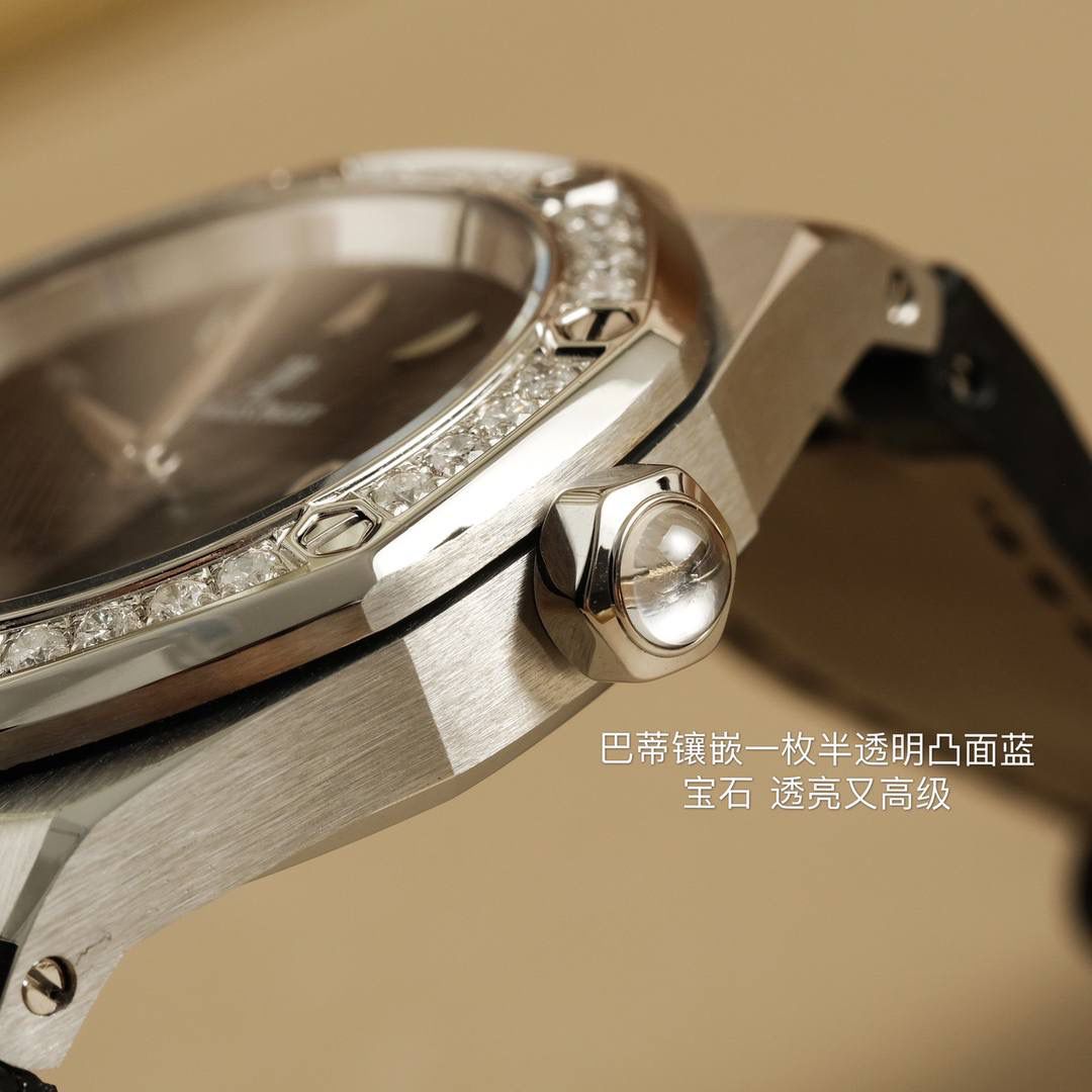 全网女神看过来😍😍这款爱彼女表才是最具有性价比的… 爱彼皇家橡树系列型号67601石英腕表，皇家橡树系列独有的八角形外观还拥有爱彼独特的设计风格也将女士优雅风格融入其中，深受女明星们的爱戴，表带澳洲湾鳄鱼皮，即使只有33毫米的小尺寸，也将爱彼独有的纯净美感与刚毅线条展现的淋漓尽致💝💖💘而镶满钻石的表圈也为佩戴的女士增添了更多的柔美。（32颗明亮式切割美钻，总重约0.65克拉）巴蒂镶嵌一枚半透明凸面蓝宝石，搭载瑞士进口石英机芯，拥有实用的日历显示功能，女士们佩戴起来不会显得沉重 ，配专柜最新全套包装发货！这种货一般数量不是很多哦