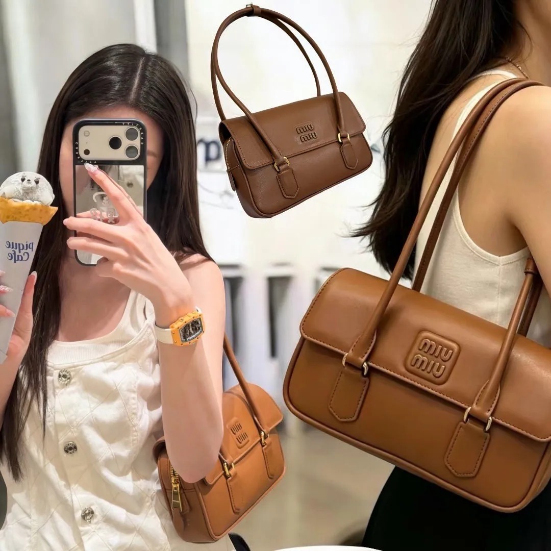 MIU MIU 復古焦糖色郵差腋下包