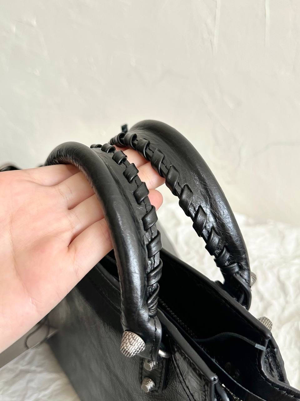 ba1enciaga Neo classic 机车包xs 黑银🖤 首先声明，我爱一切机车元素 无论是le cagole还是这只neo 喜欢大容量的姐妹冲这只 油蜡皮的不规则摔纹配上大量的五金配件 还有流苏拉牌➕爱心镜子➕零钱包挂件 极繁的魅力由此而来～ 辣妹酷妹冲冲！ 26×17.8×11.4cm700940m