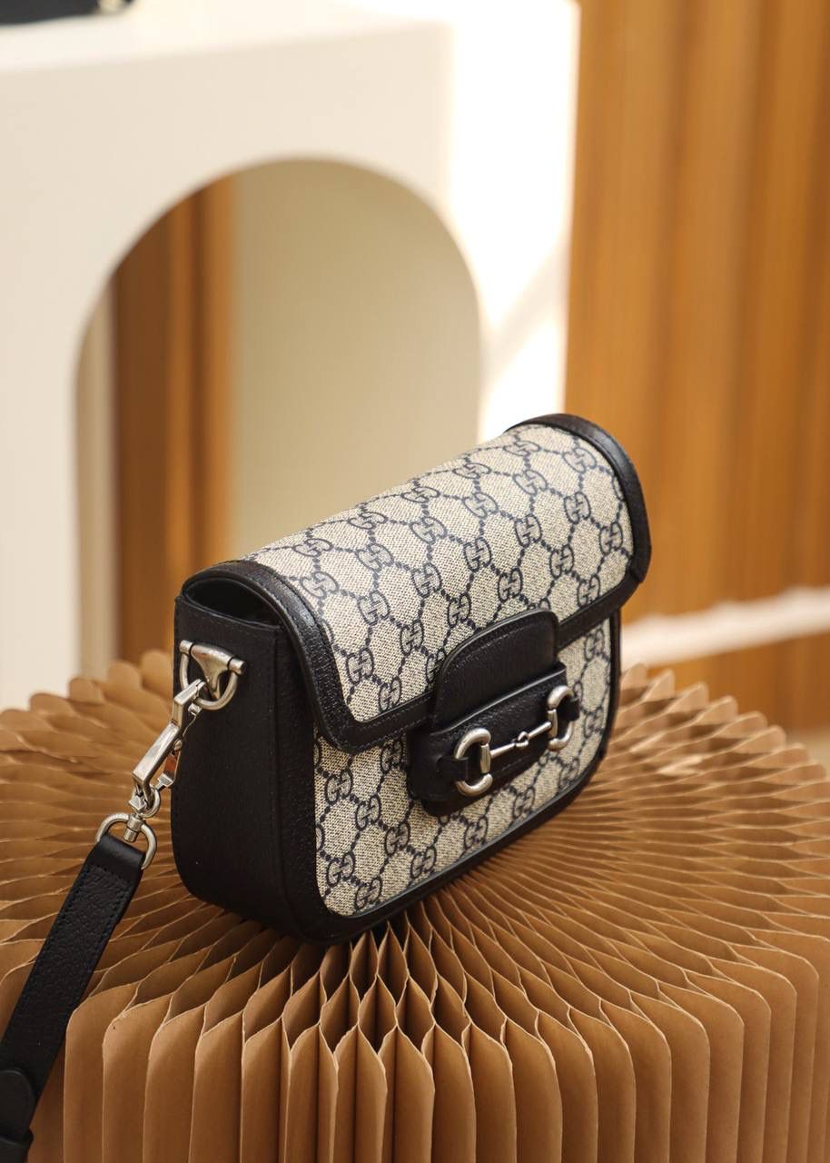 🔹新配色𝟏𝟗𝟓𝟓 𝑴𝒊𝒏𝒊系列 #658574#原厂皮🔹YY 🔷尺寸：20.6*14.4*5.1cm 超人气的𝑯𝒐𝒓𝒔𝒆𝒃𝒊𝒕马衔扣复古系列， 这一季的新配色 米灰色搭配神秘蓝， 把当红王炸款 马鞍包再次推上新的颜值高度。 经典元素自带的复古路线，搭配上新配色， 不仅复古感十足，还时髦感十足， 简直就是复古与现代时尚的新碰撞💥 颜值的天花板，两条肩带搭配出更多的搭配技巧，一直被称为“必备单品”实力推荐这只新配色！颜值一眼深得人心！