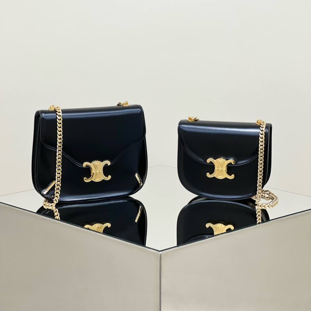 谁能拒绝优雅又时髦的凯旋门呢？最近几年，𝑪𝒆𝒍𝒊𝒏𝒆的𝑻𝒓𝒊𝒐𝒎𝒑𝒉𝒆元素真是超级受欢迎，围绕凯旋门的设计，这两年真是出什么火什么，CELINE真的太会拿捏啦！高级黑搭配凯旋门金扣链条满满的名媛气息👸