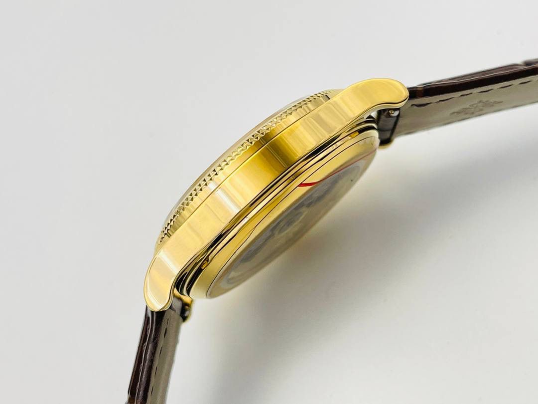 百达.翡丽-古典表系列——3919腕表震撼登场。🤩😍完美还原表中王者的独特质感和简约格调！细节升级如下： 1⃣️腕表尺寸39MM，尺寸数据完美吻合正品，佩戴轻便，还原正品体验。 2⃣️玻璃采用与原装一致的锅盖型穹顶玻璃，特镀有双层抗眩晕增透镀膜。 3⃣️表盘标识和指针的边沿全部采用手工润饰倒角，之后再采用镀铑工艺处理，确保光泽度和质感不亚于原装。 4⃣️机芯采用30-255 PS机芯机械！ 5⃣️表带经典意大利小牛皮表带，做工精致，包边细腻，尽显大牌风范，搭配原厂针扣。