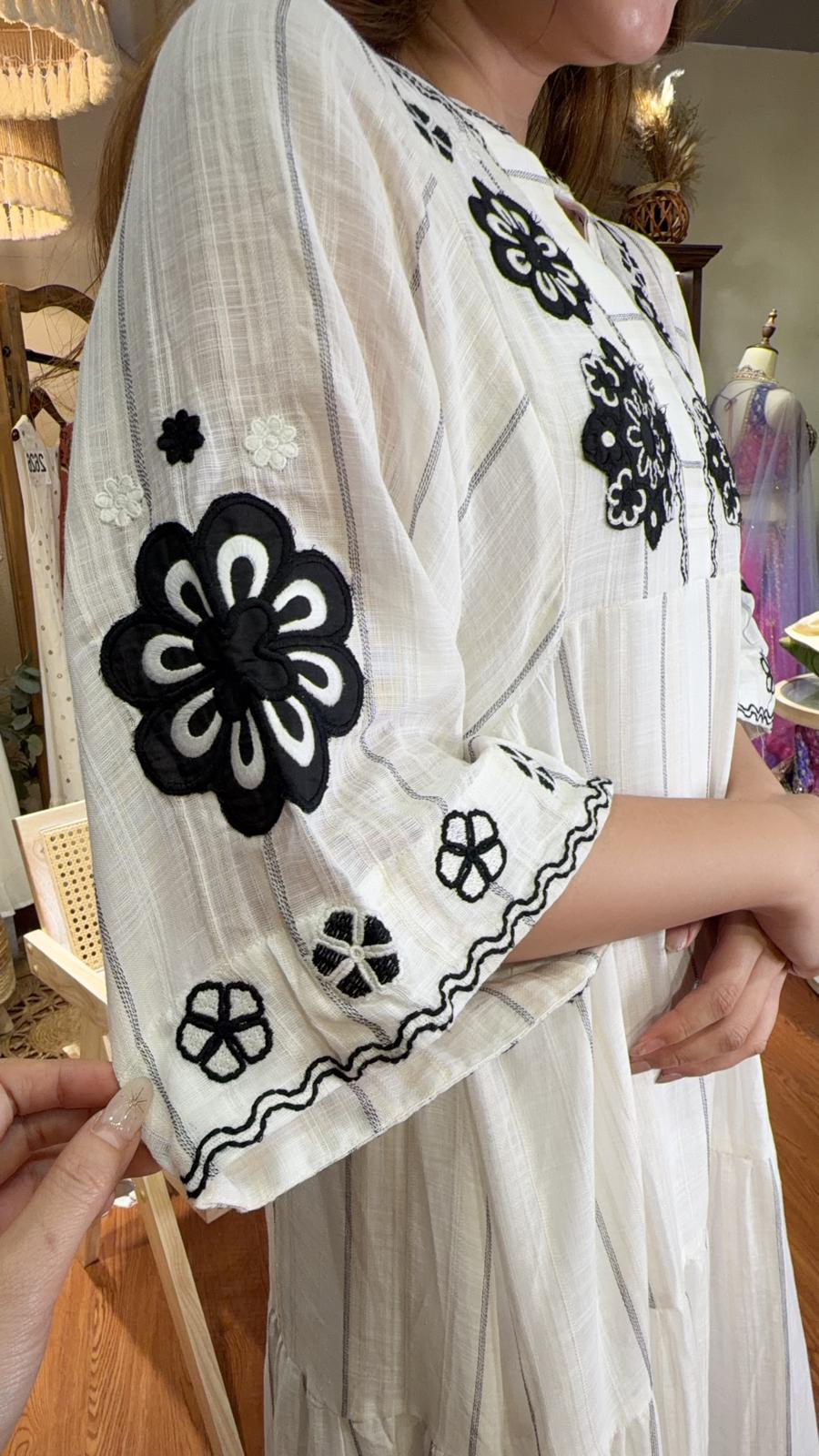 PKT 2638 Soft White With Black Emb Flower OP 50"
