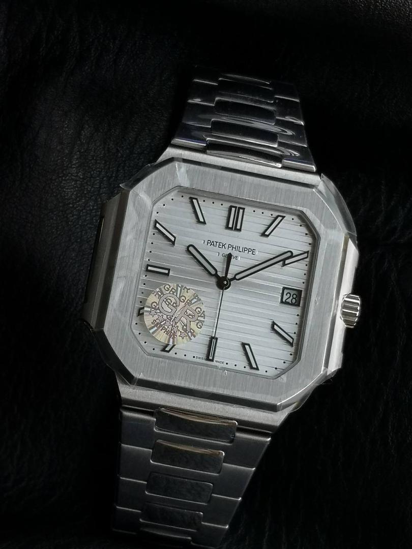 百达翡丽 方形 新系列CUBITUS 5821腕表 亮点特色：1️⃣机芯:搭载定制9015改Cal.26-330 SC一体机，调时不停秒，调时不停秒，摆轮位置均与正品一致，自动上链机芯。2️⃣钢带:316L定制级人体工程学表带，新扣款式。3️⃣表壳:尺寸45毫米厚度仅8.3mm，为表壳对角线长度(即10点位至4点位),因为表壳近似于方形，上下边的宽度会小于这一数值，所以视觉效果并不是很大。 搭配上，5821属于运动风格腕表，日常搭配正装和休闲风格也可以。