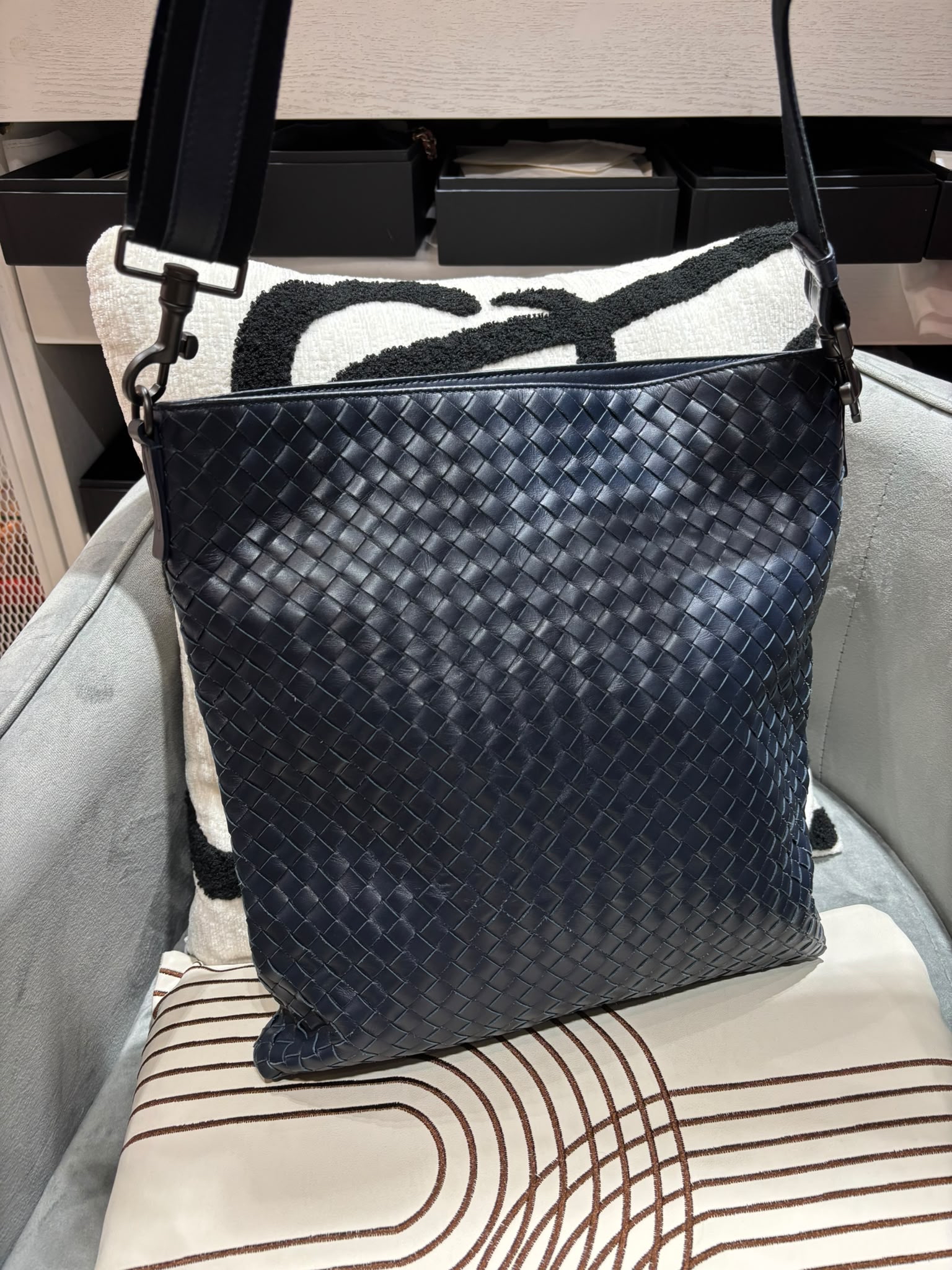 Bottega Veneta BV Intrecciato shoulder bag Navy 100%Authentic, 95%New 
