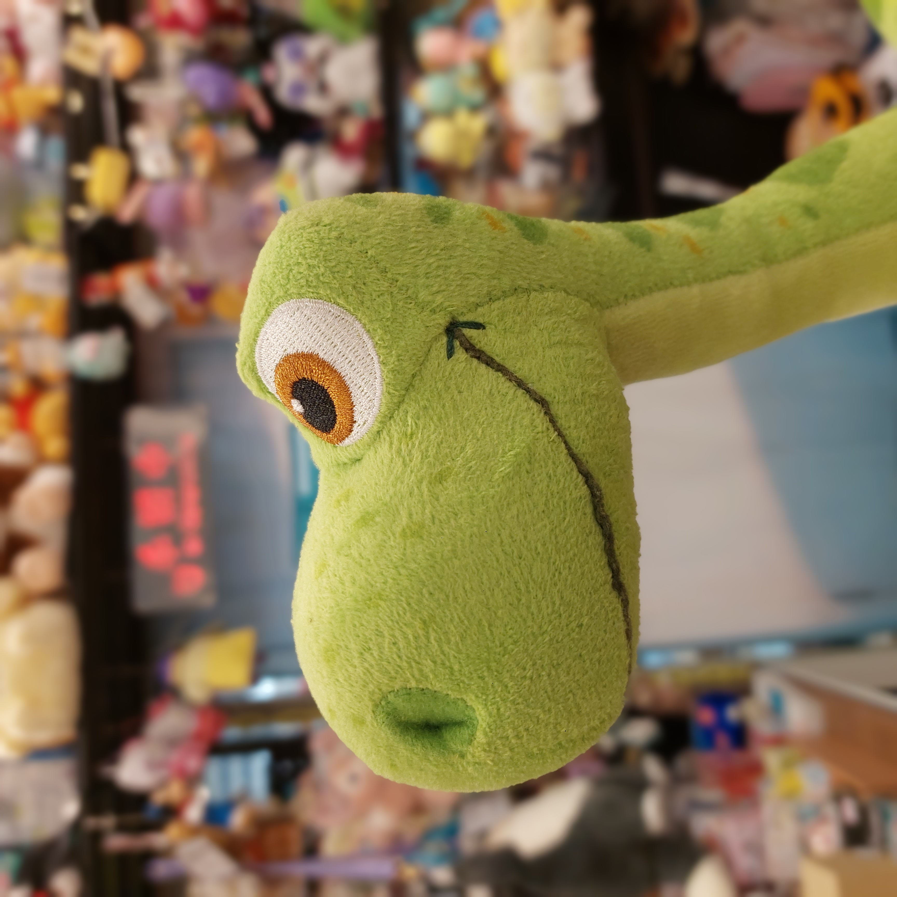 香港廸士尼 恐龍大時代  ARLO The Good Dinosaur Green 19“Tall 23“ 恐龍公仔